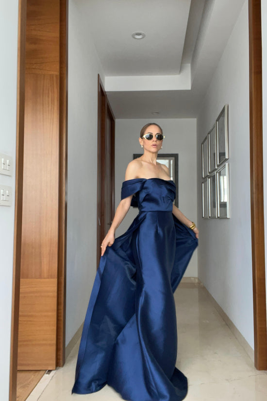 VESTIDO DETALLE COLA