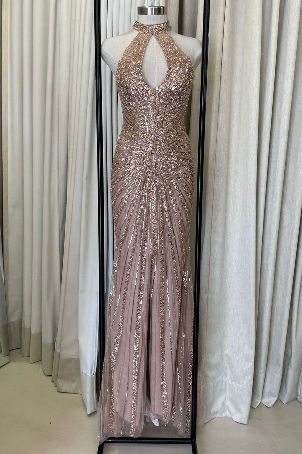 VESTIDO ESCOTE GOTA