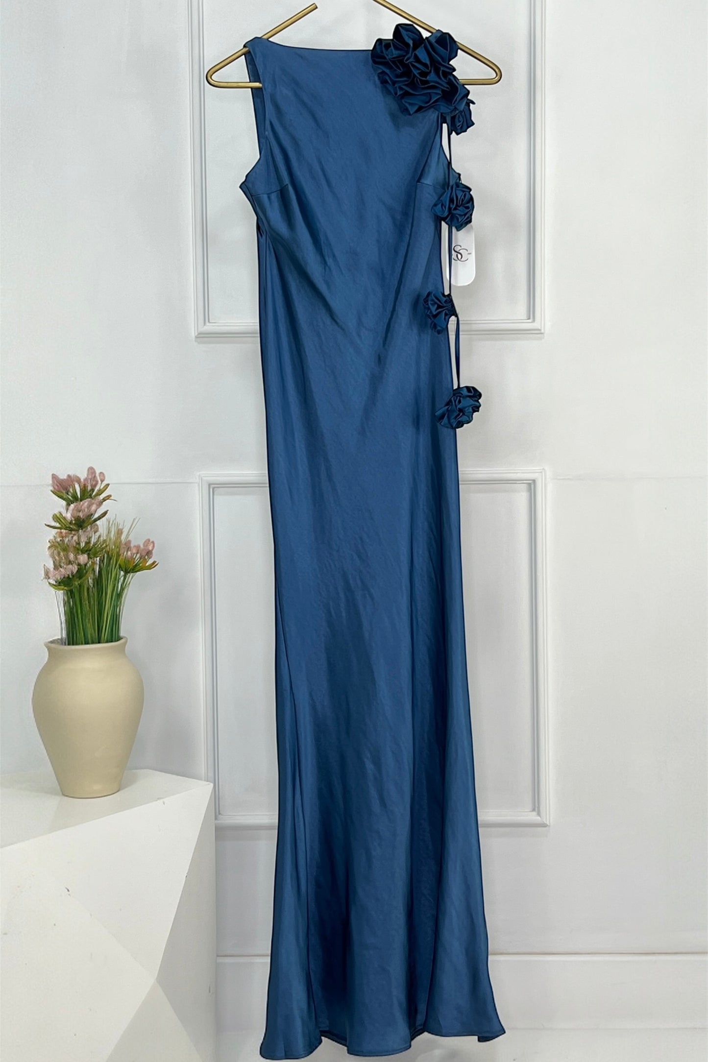 VESTIDO FLOR EN HOMBRO