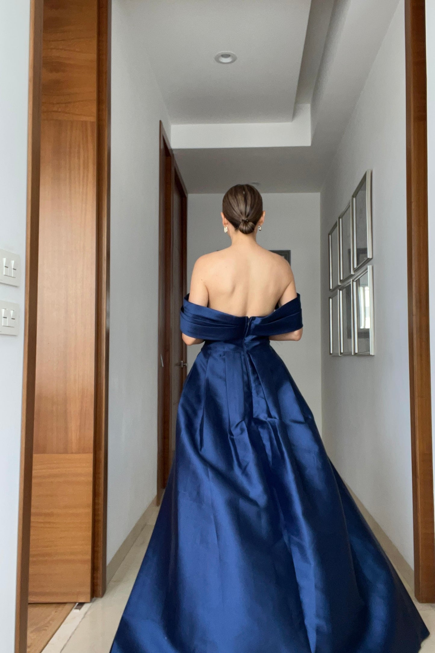 VESTIDO DETALLE COLA