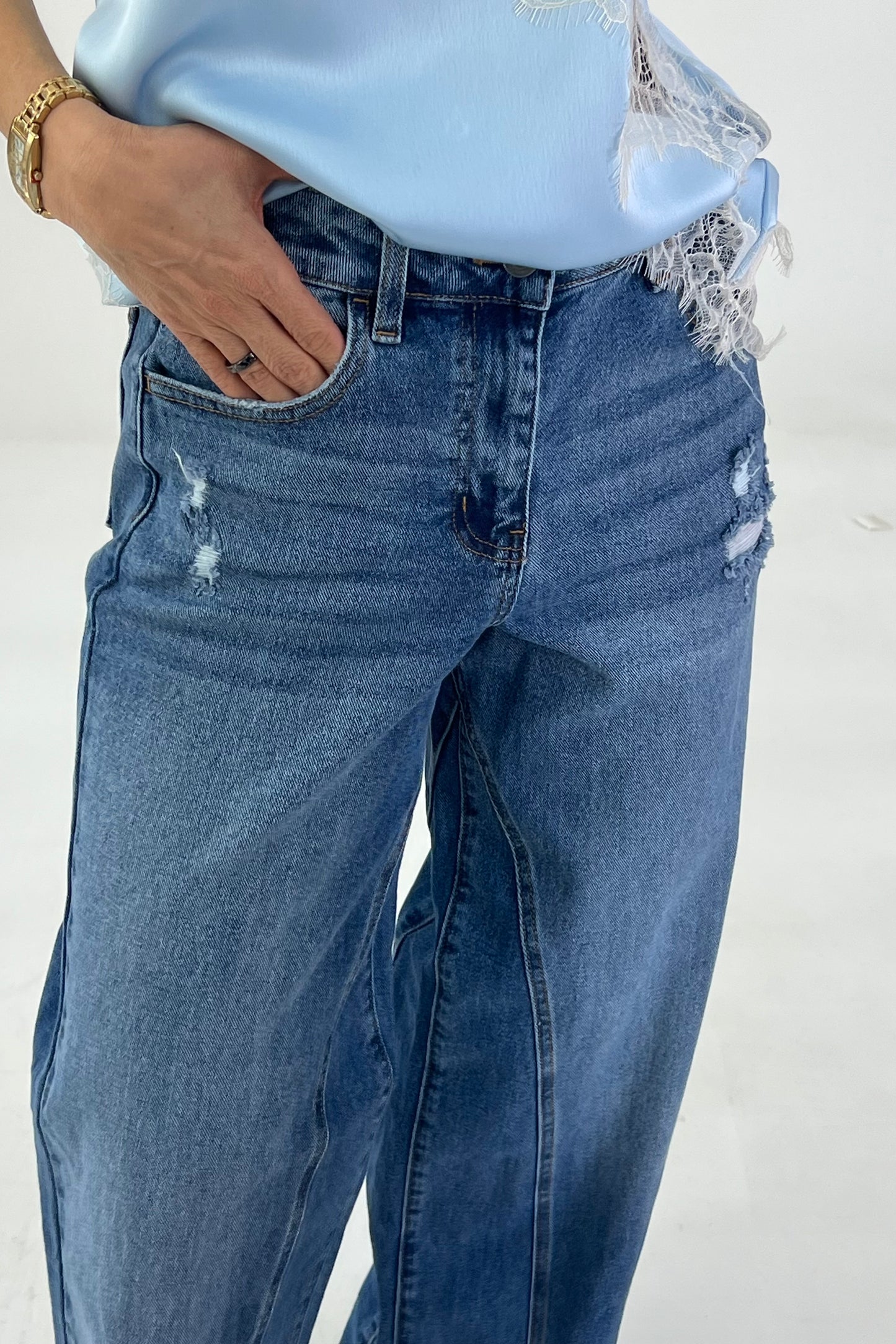 JEANS DETALLE PIERNAS