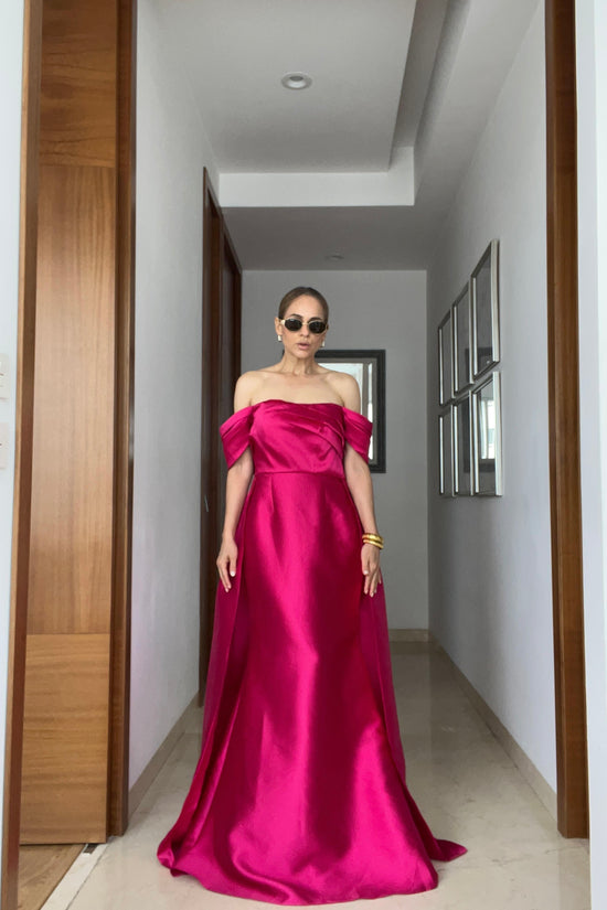 VESTIDO DETALLE COLA