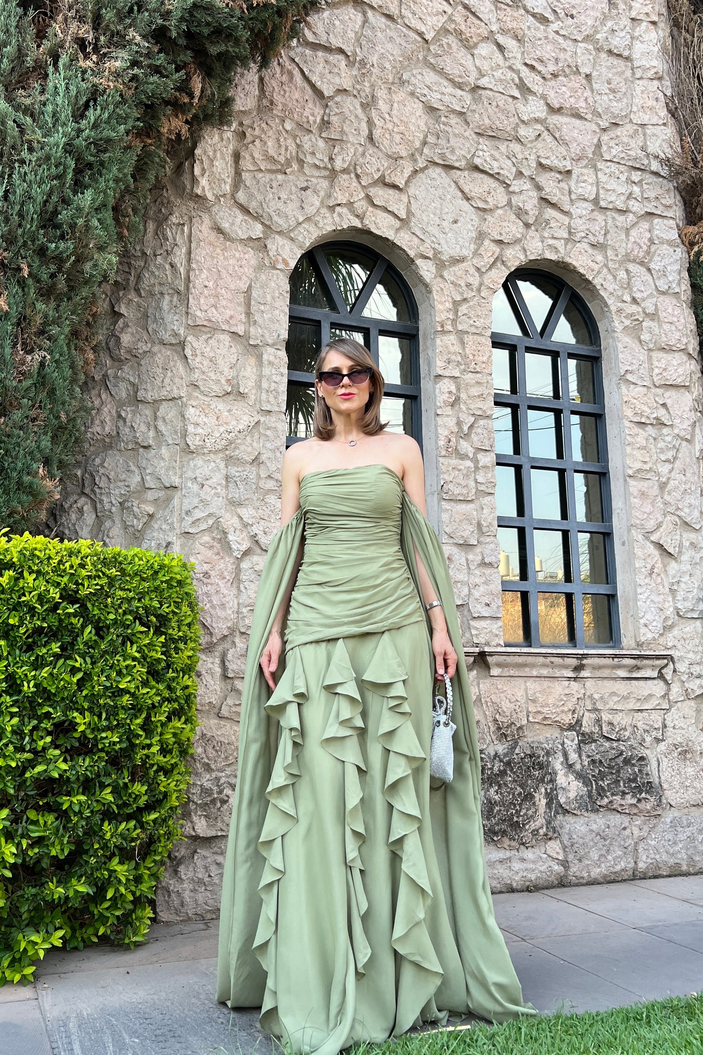 VESTIDO STRAPLESS & ESCAROLAS