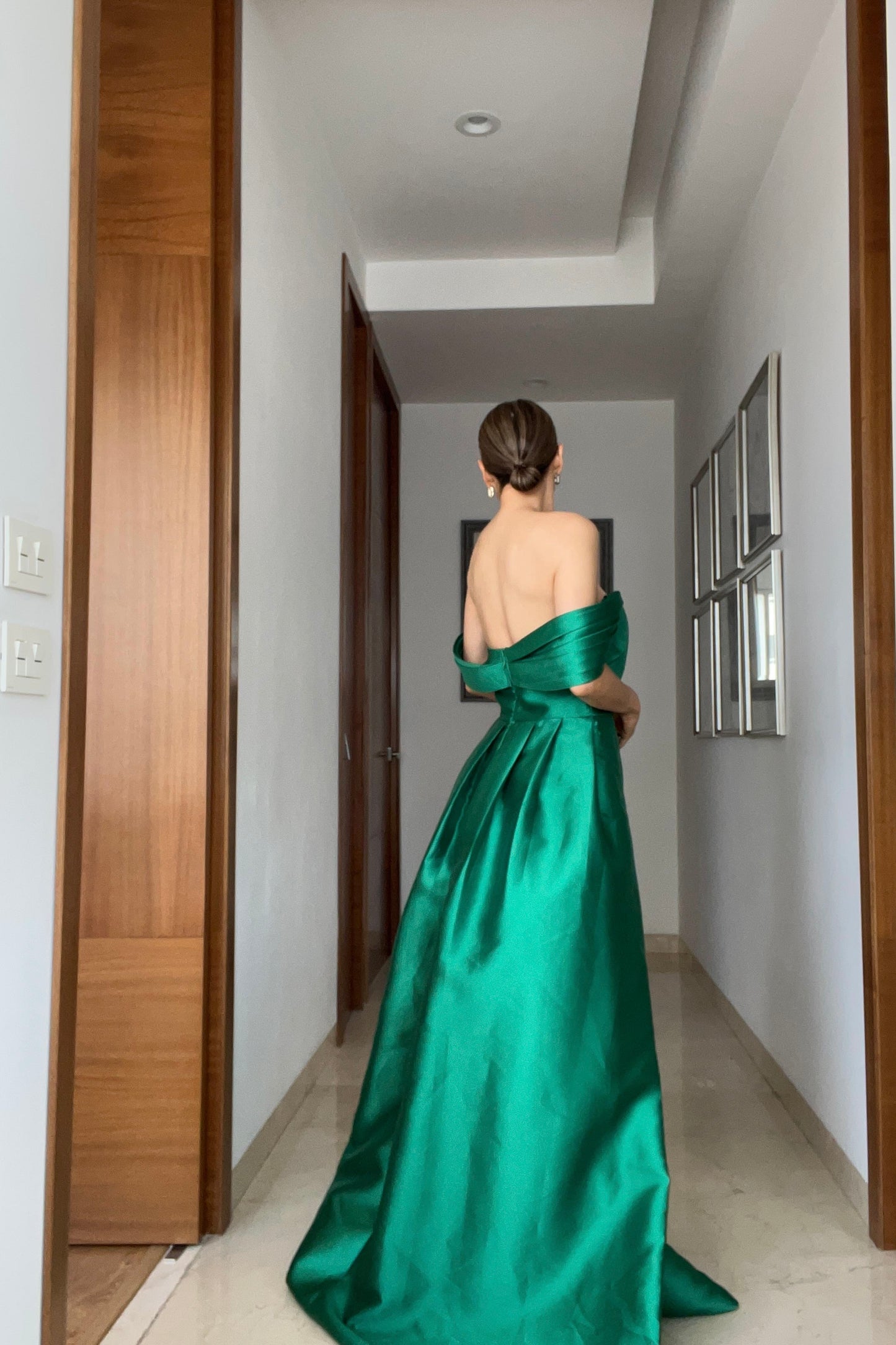 VESTIDO DETALLE COLA