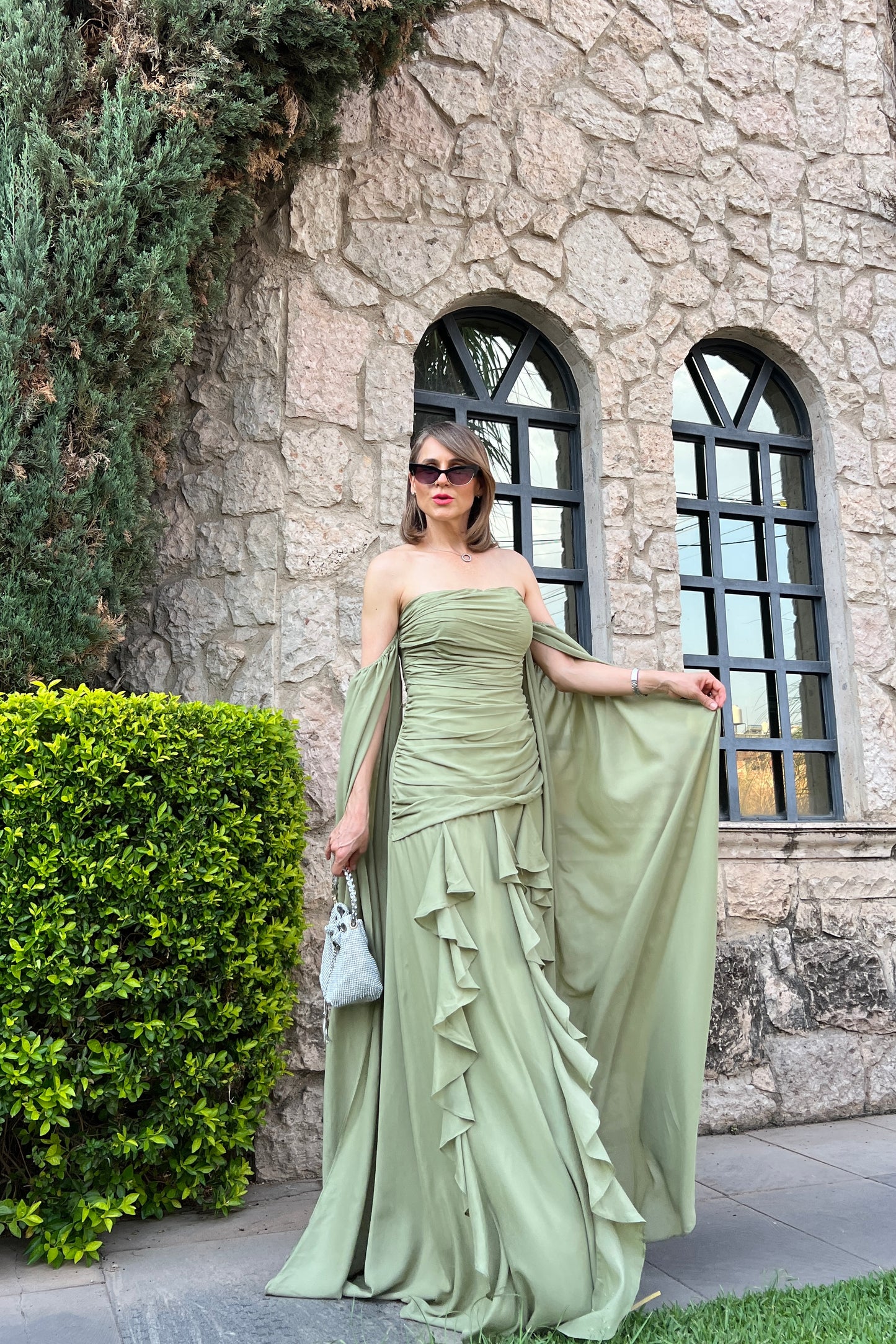 VESTIDO STRAPLESS & ESCAROLAS