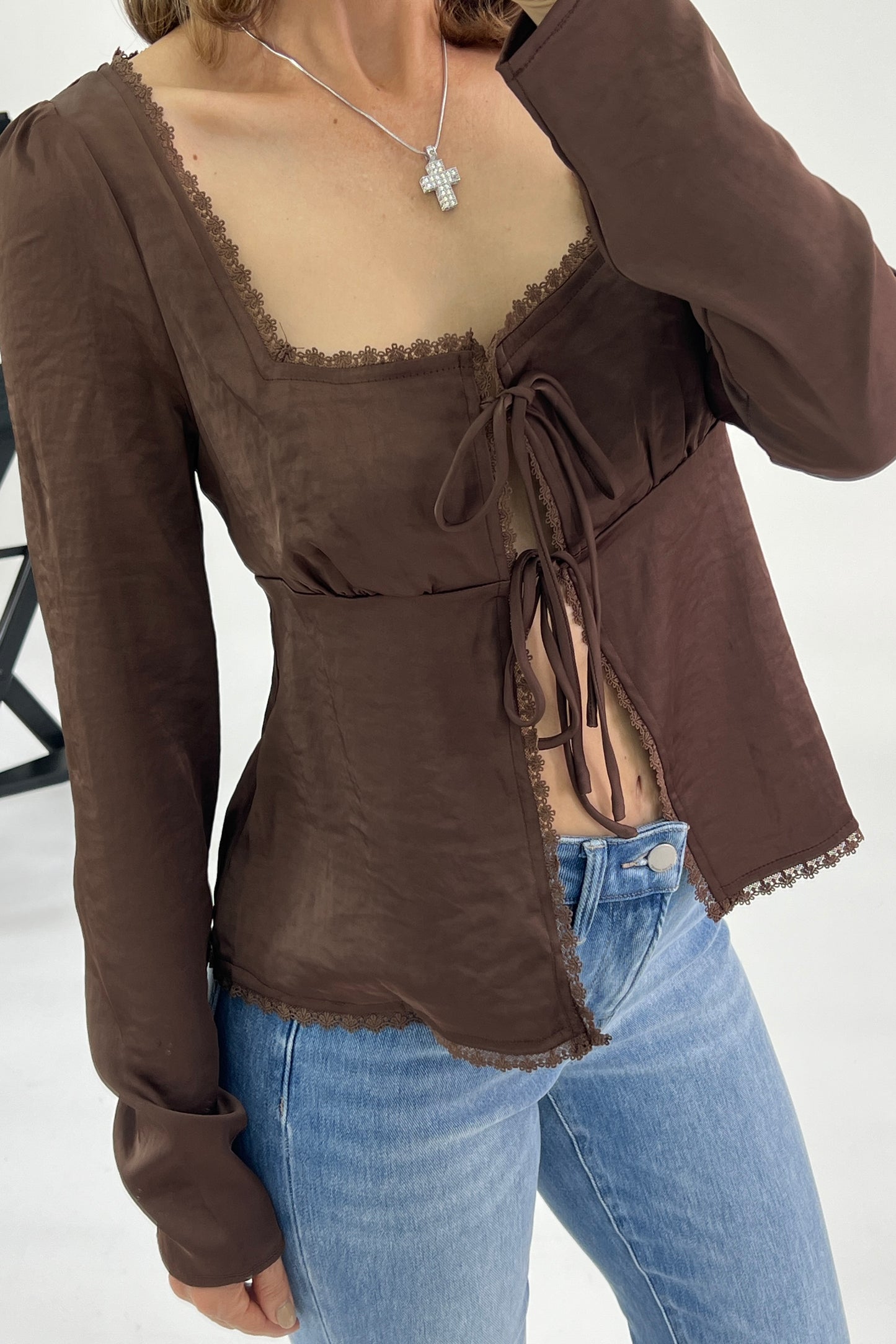 BLUSA SATIN & ANUDADO