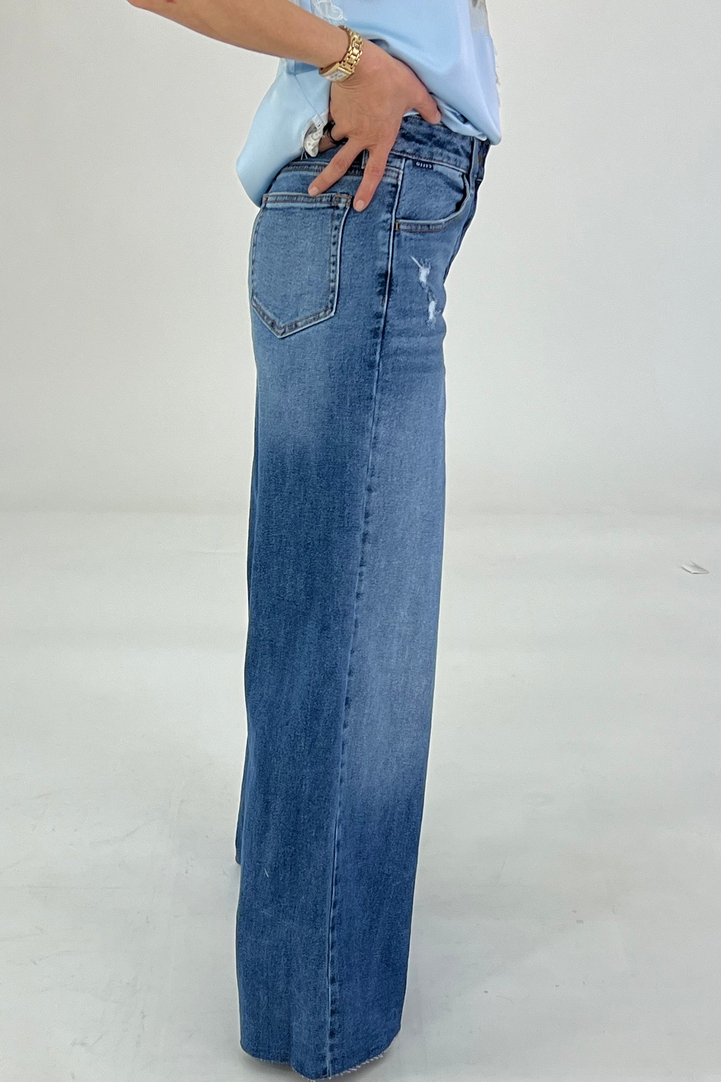 JEANS DETALLE PIERNAS