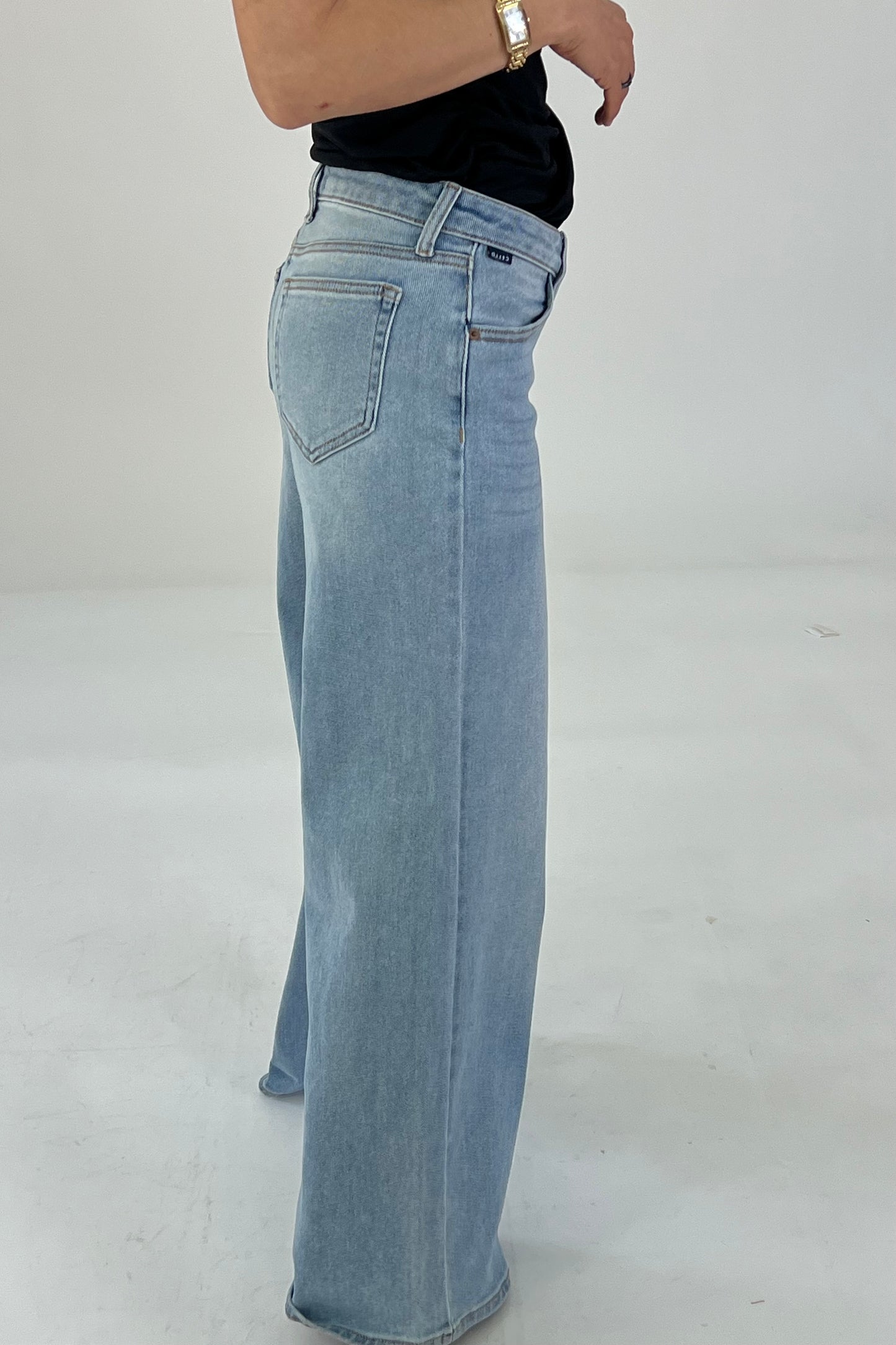 LOW RISE WIDE LEG JEANS