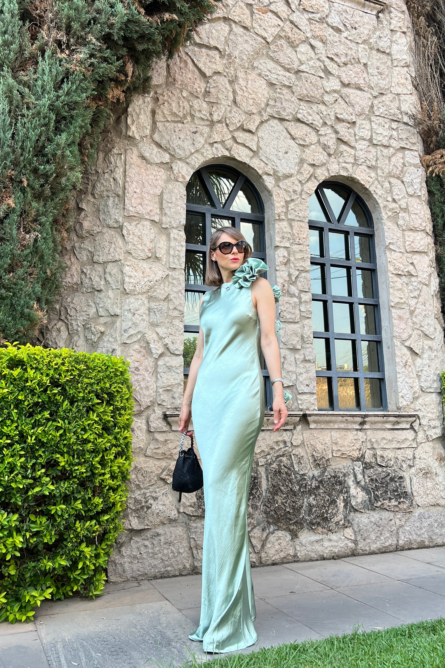 VESTIDO FLOR EN HOMBRO