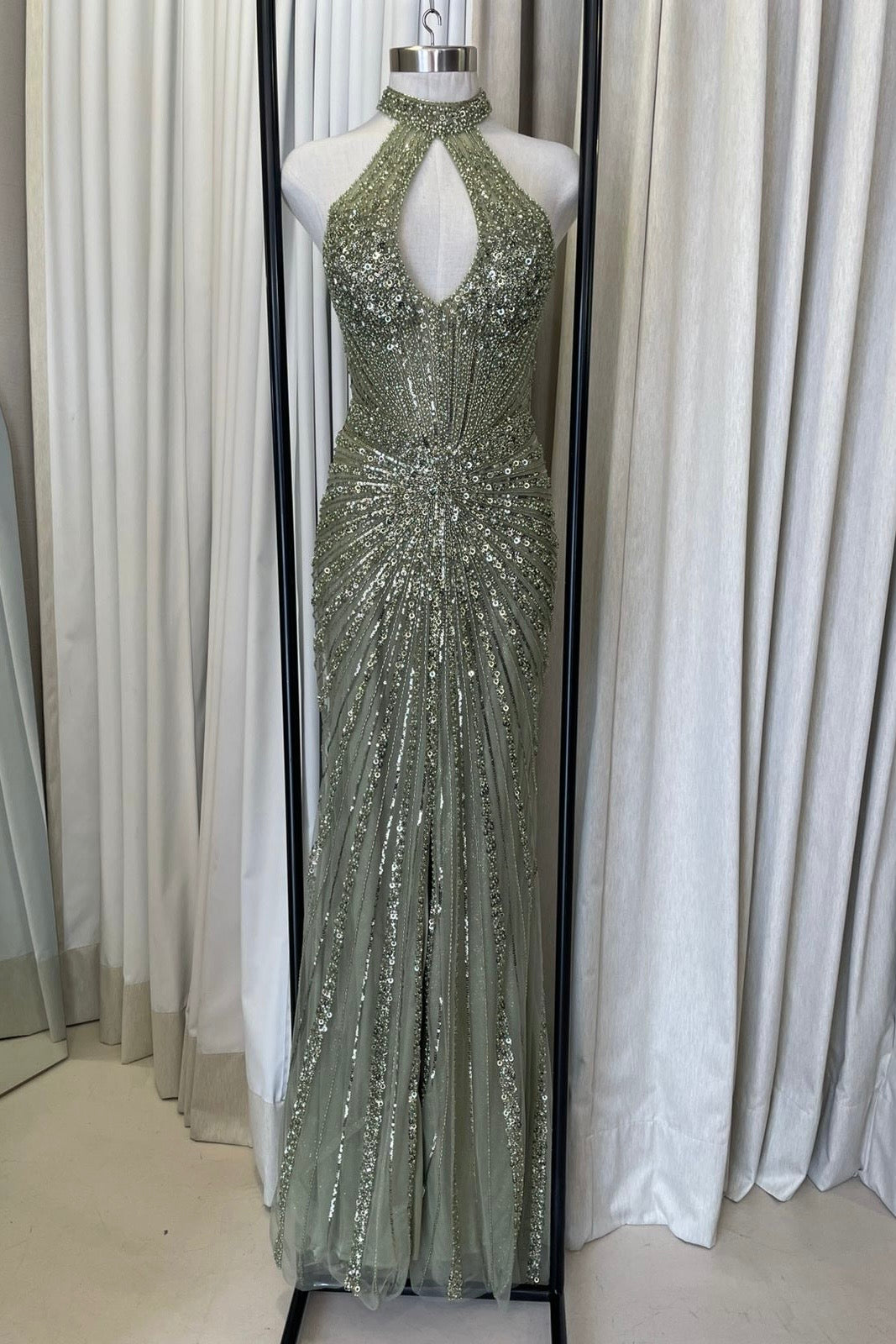 VESTIDO ESCOTE GOTA
