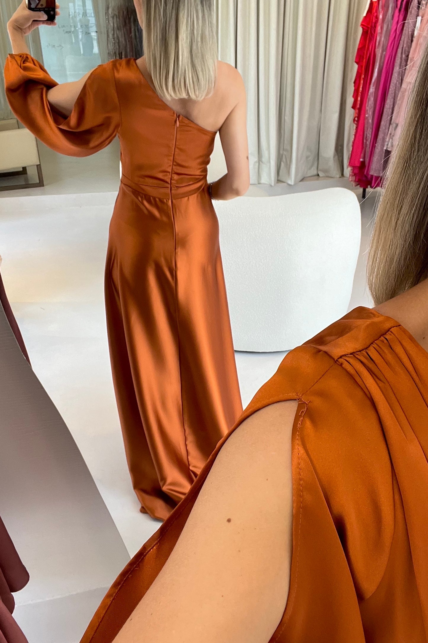 VESTIDO SATIN UNA MANGA