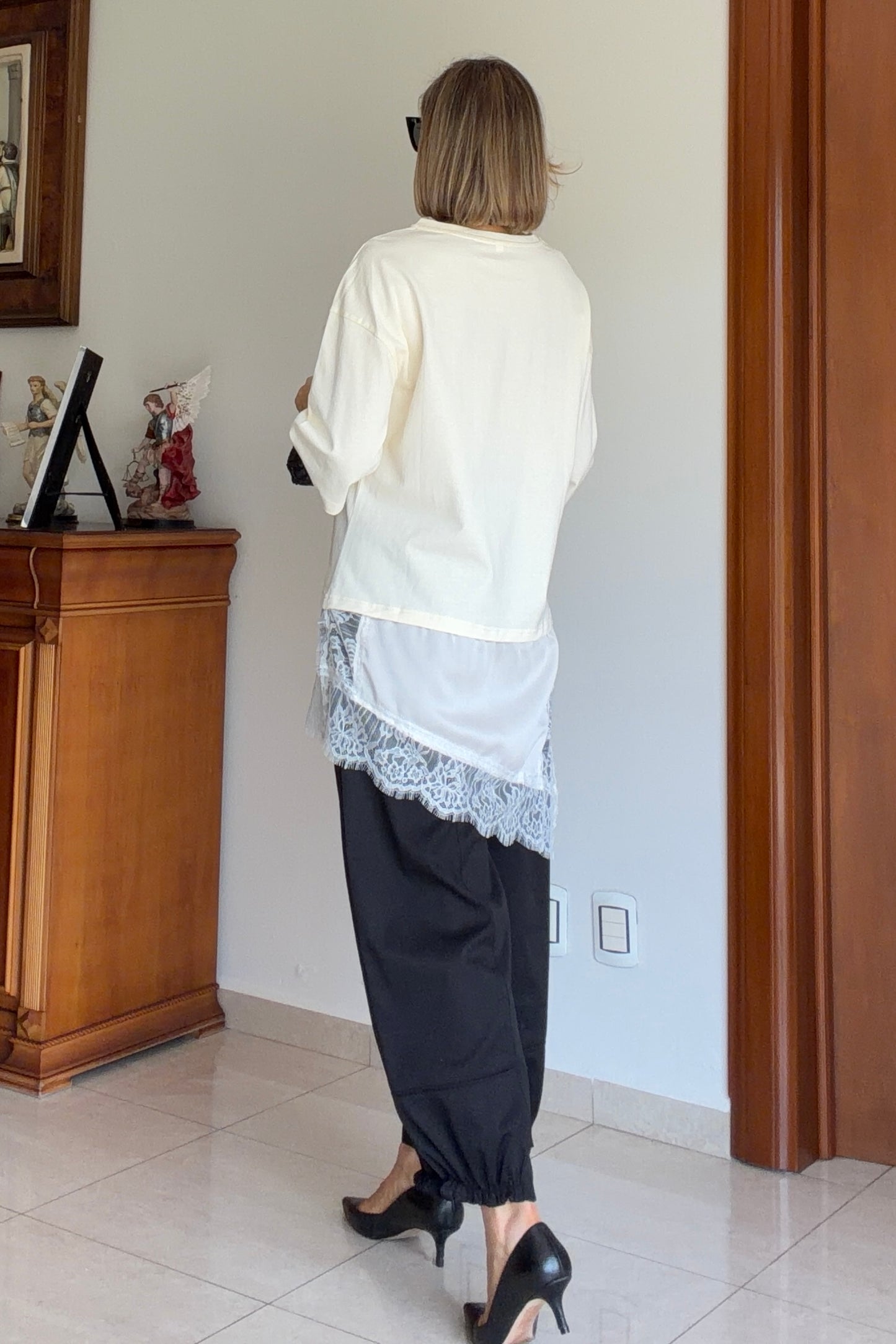 PLAYERA BAJO DETALLES