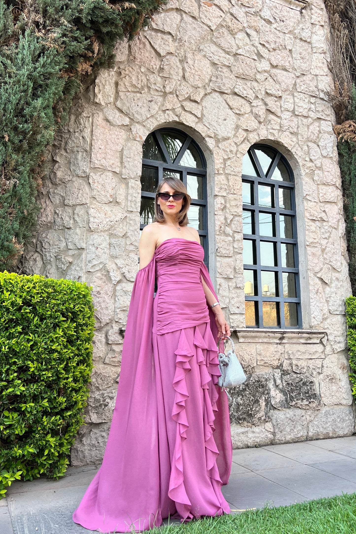VESTIDO STRAPLESS & ESCAROLAS