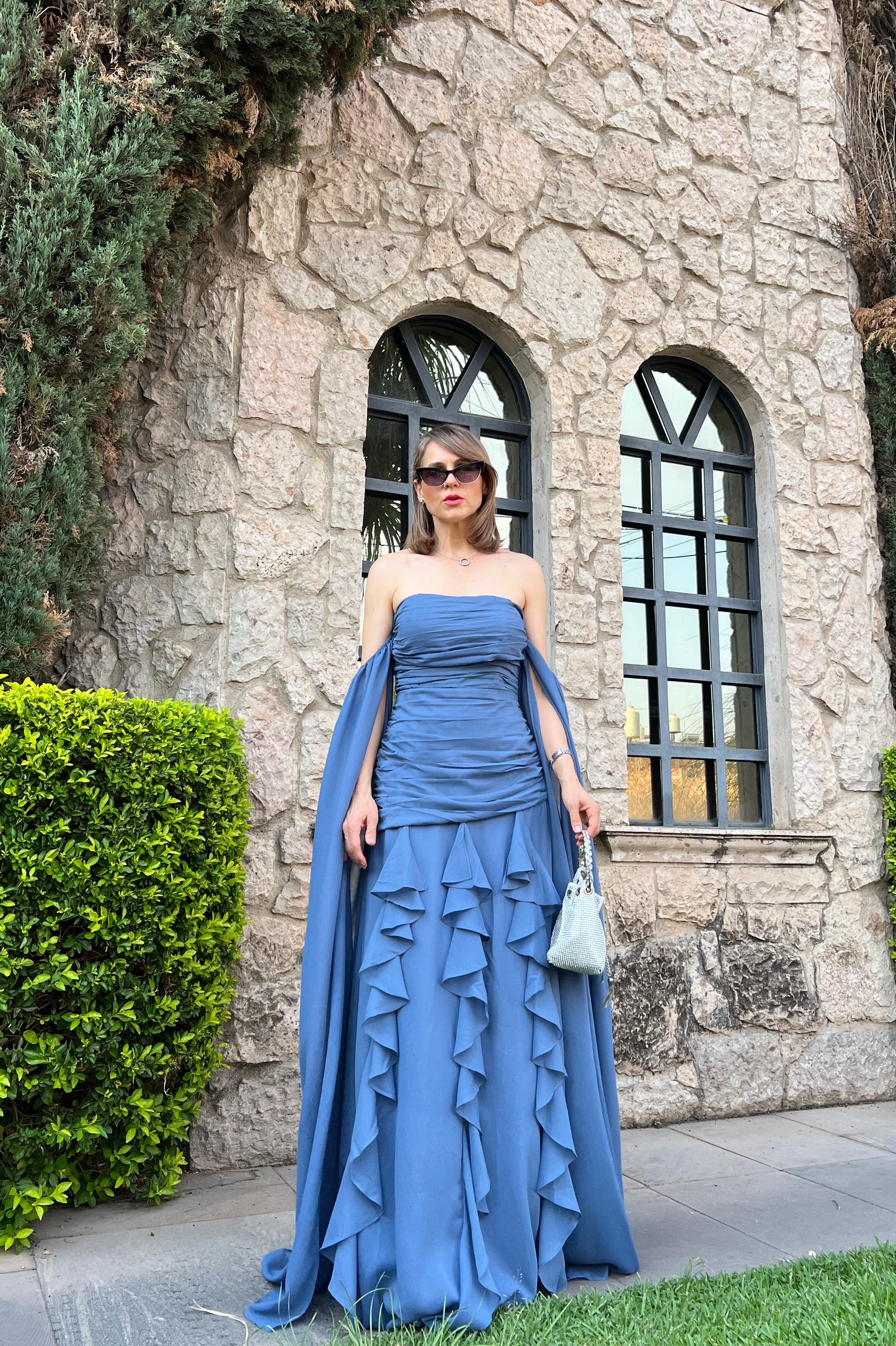 VESTIDO STRAPLESS & ESCAROLAS