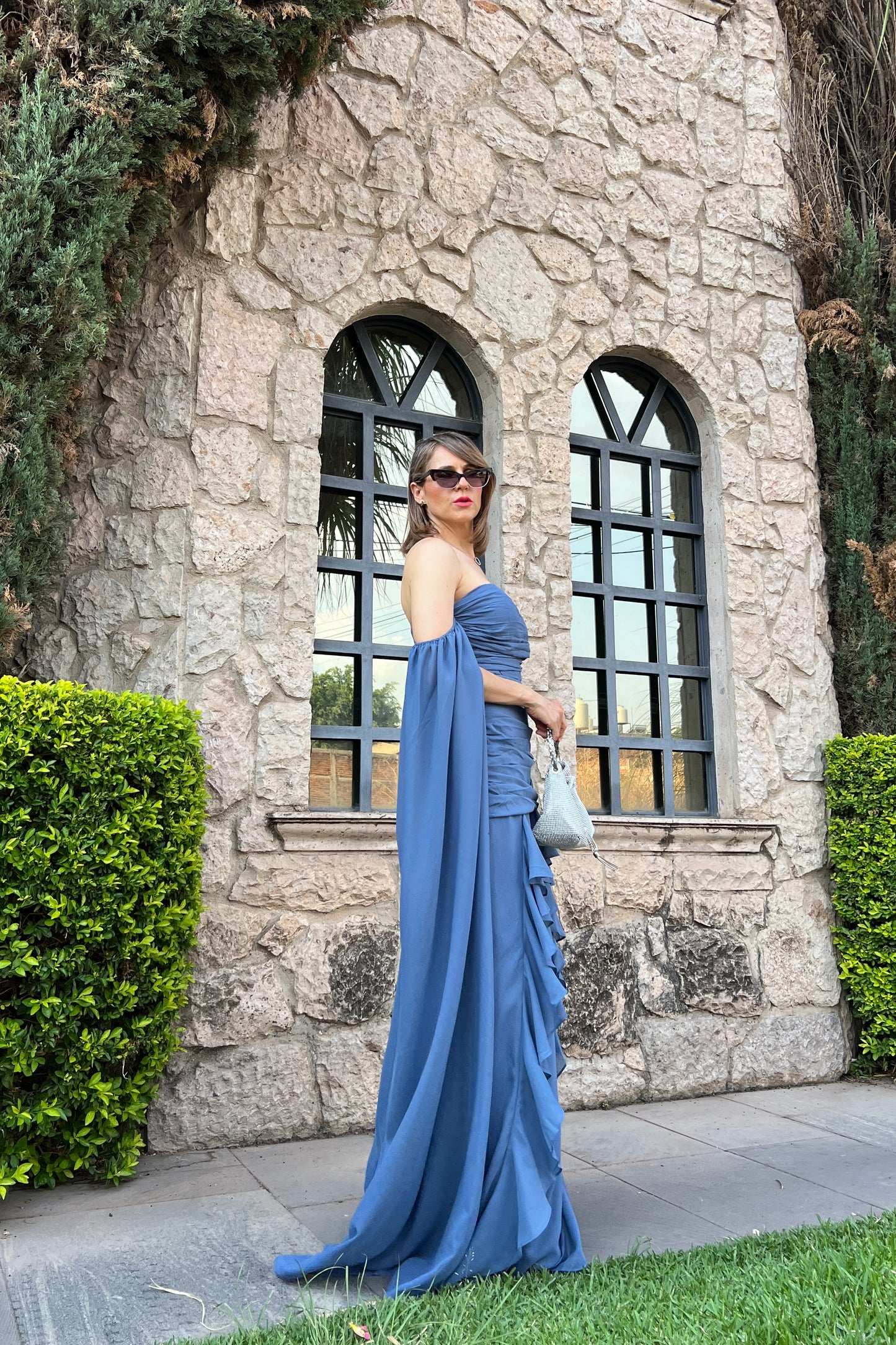 VESTIDO STRAPLESS & ESCAROLAS
