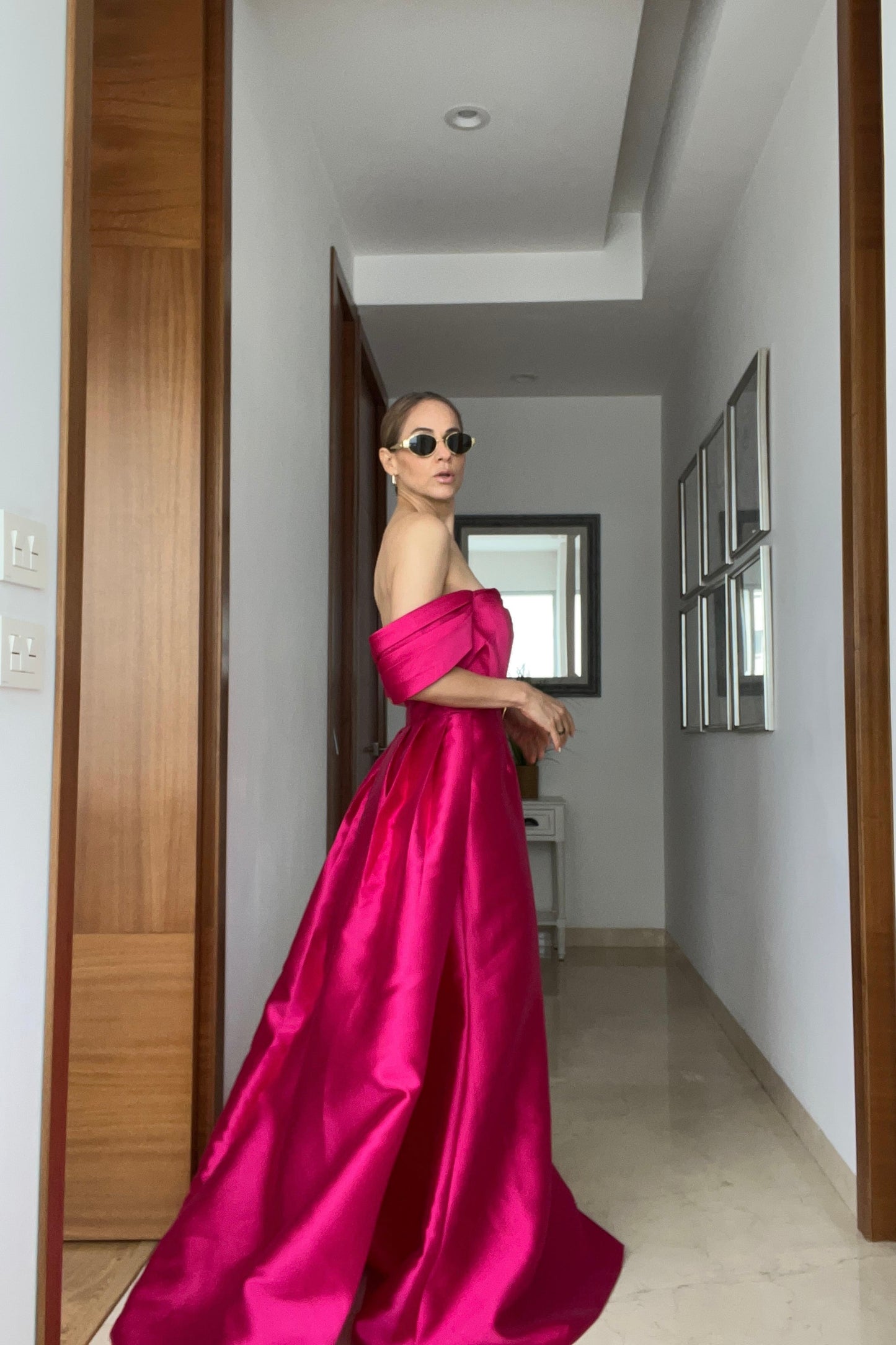 VESTIDO DETALLE COLA