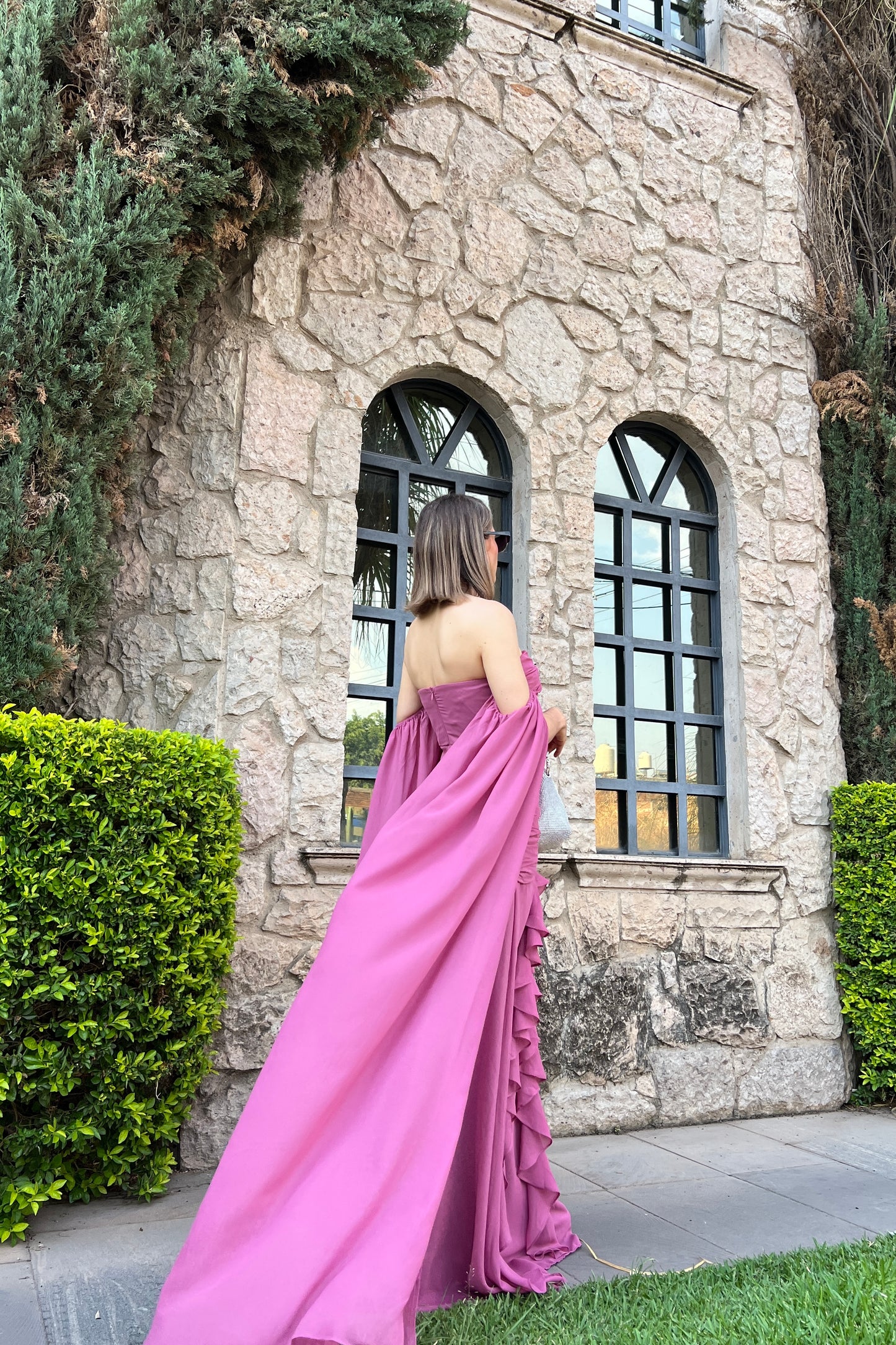 VESTIDO STRAPLESS & ESCAROLAS