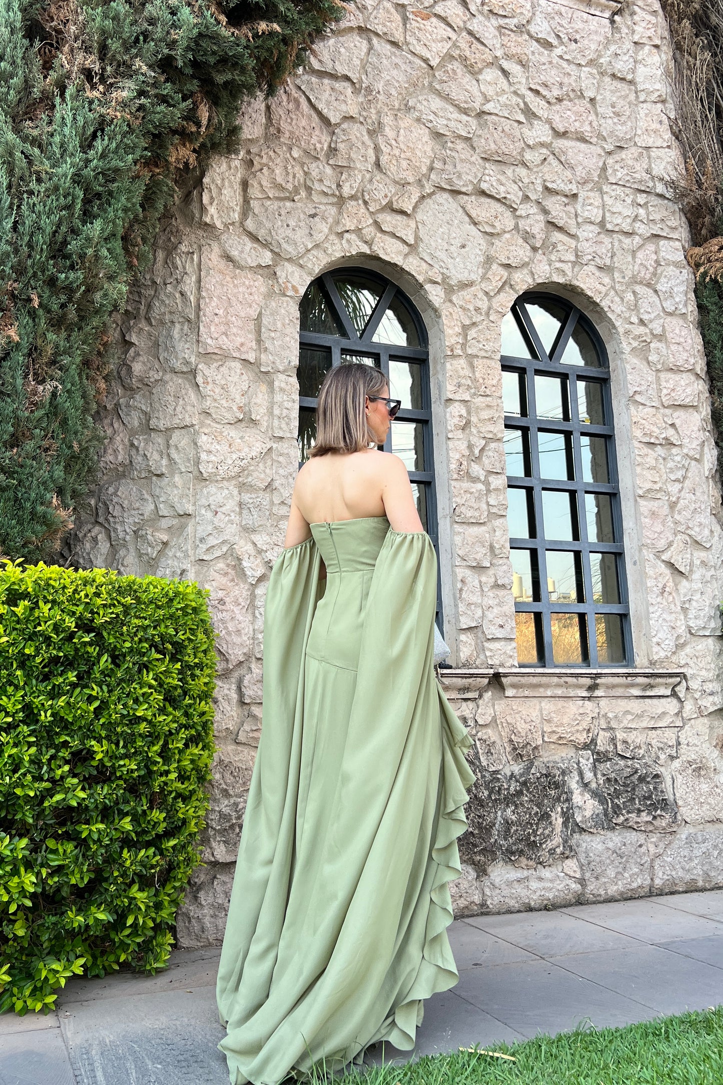 VESTIDO STRAPLESS & ESCAROLAS