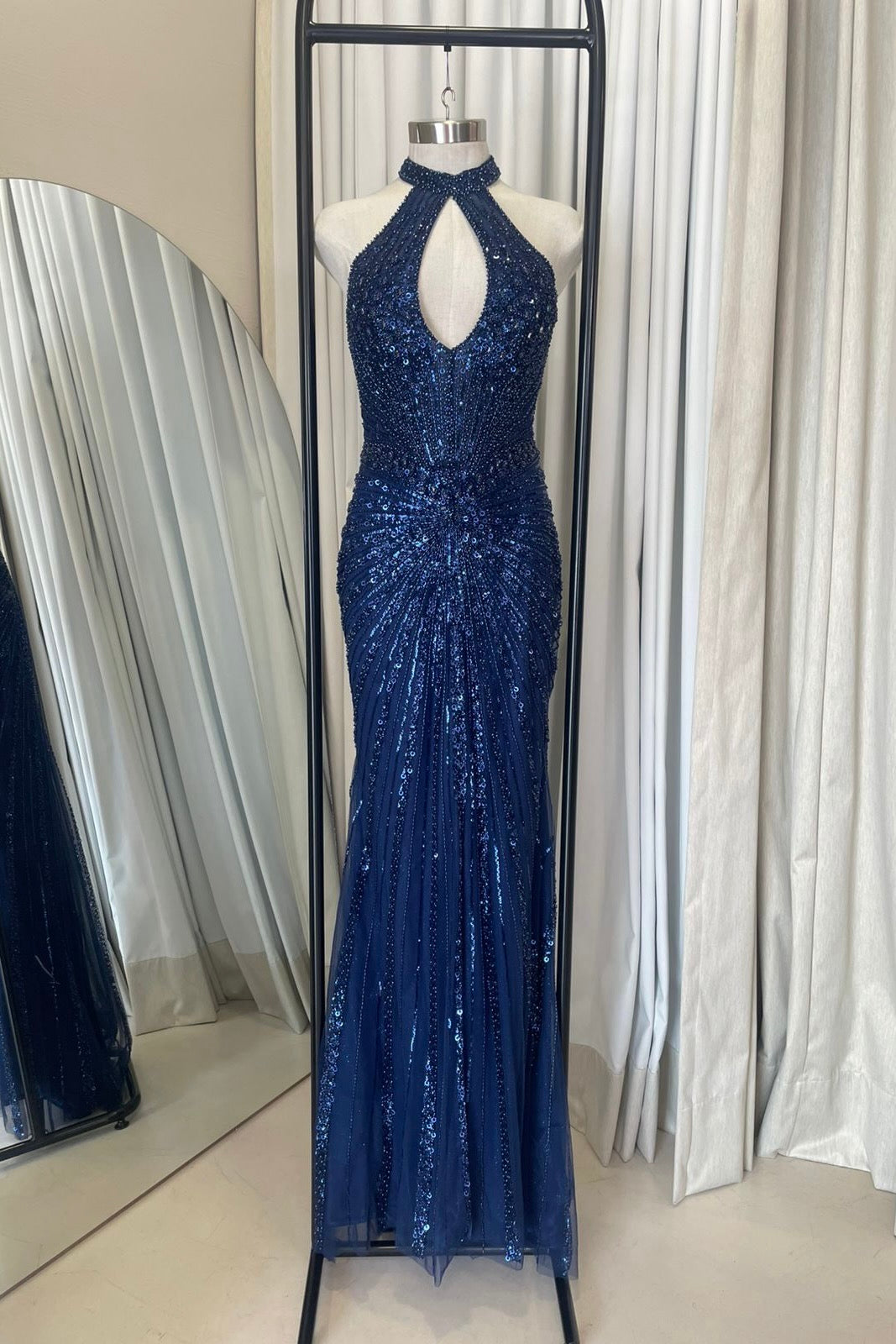 VESTIDO ESCOTE GOTA
