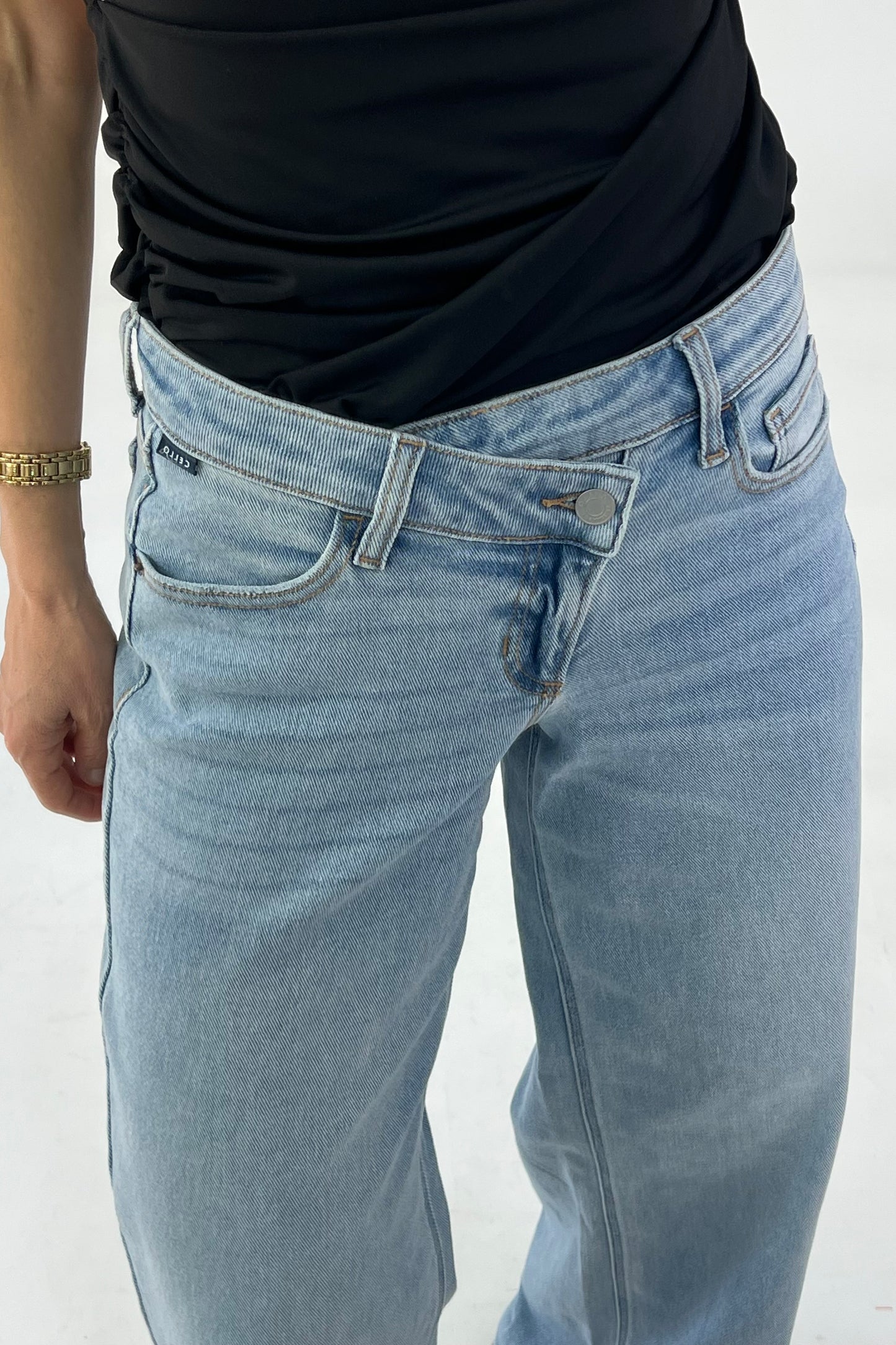 LOW RISE WIDE LEG JEANS