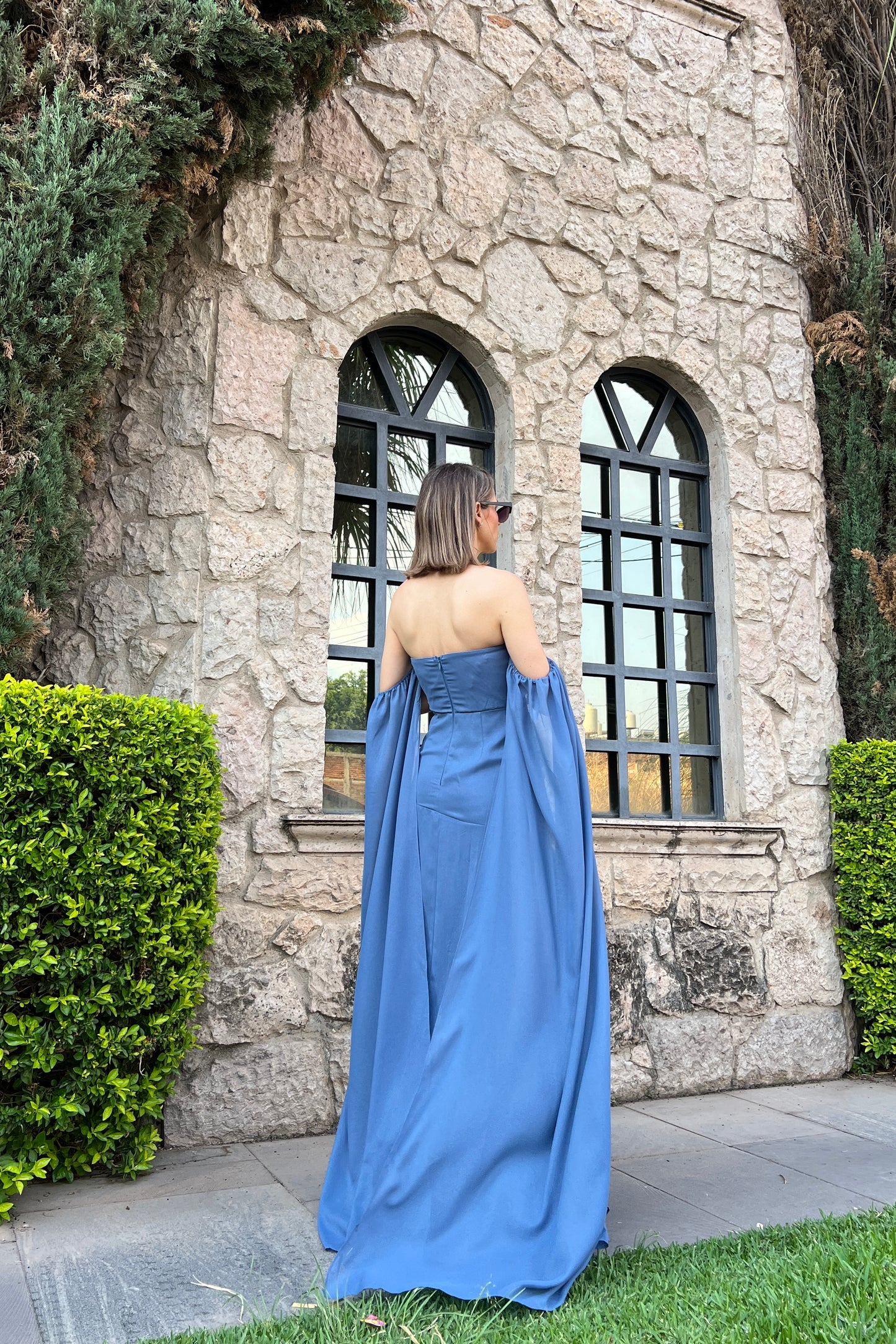 VESTIDO STRAPLESS & ESCAROLAS