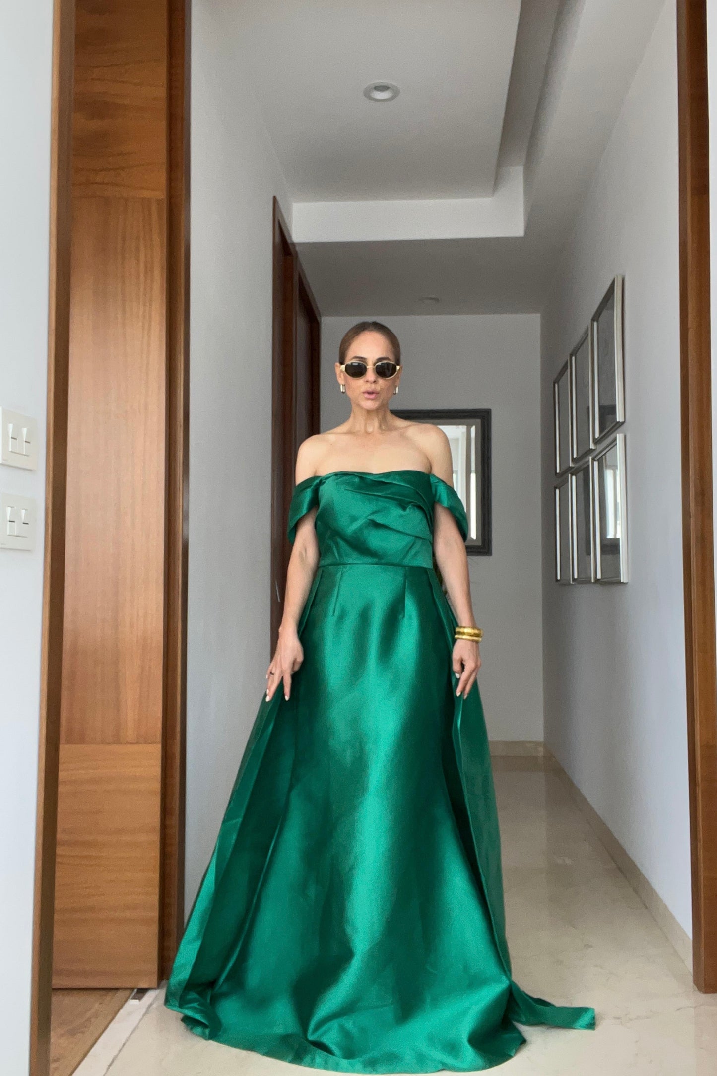 VESTIDO DETALLE COLA