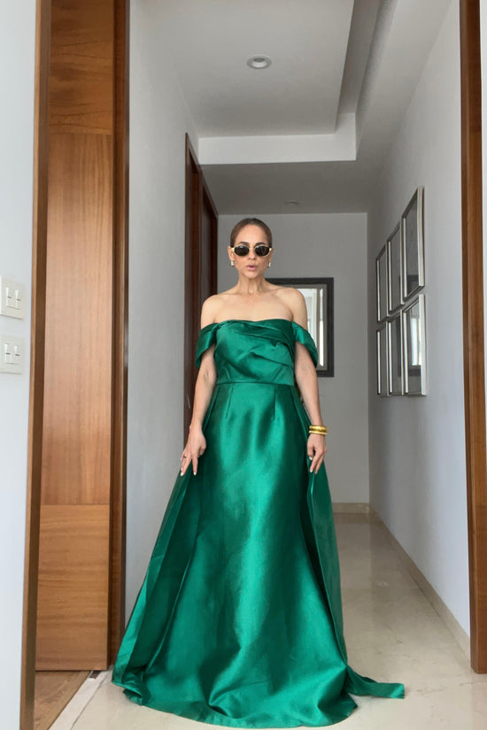 VESTIDO DETALLE COLA