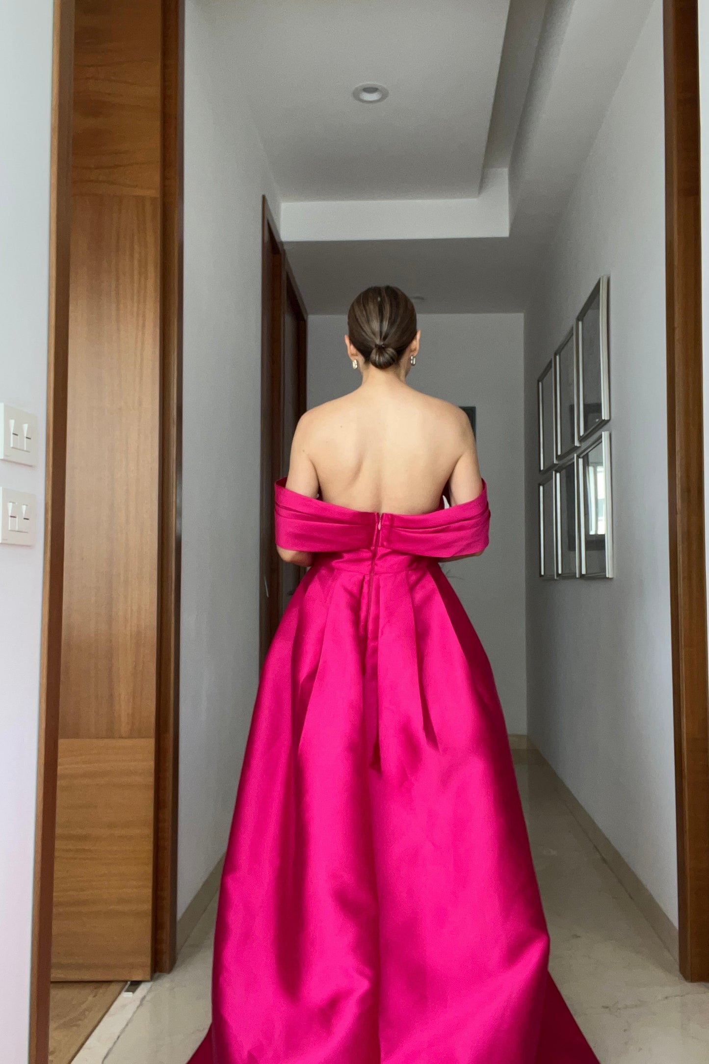 VESTIDO DETALLE COLA