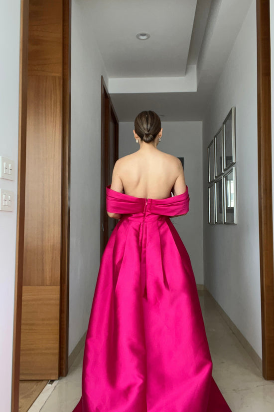 VESTIDO DETALLE COLA