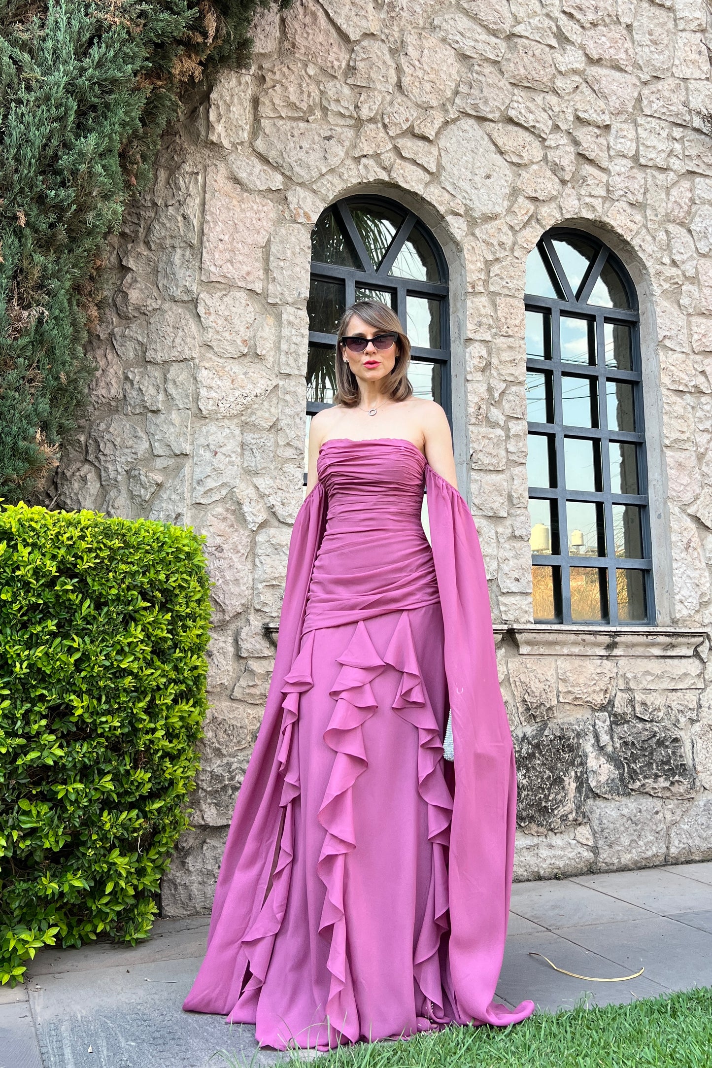 VESTIDO STRAPLESS & ESCAROLAS