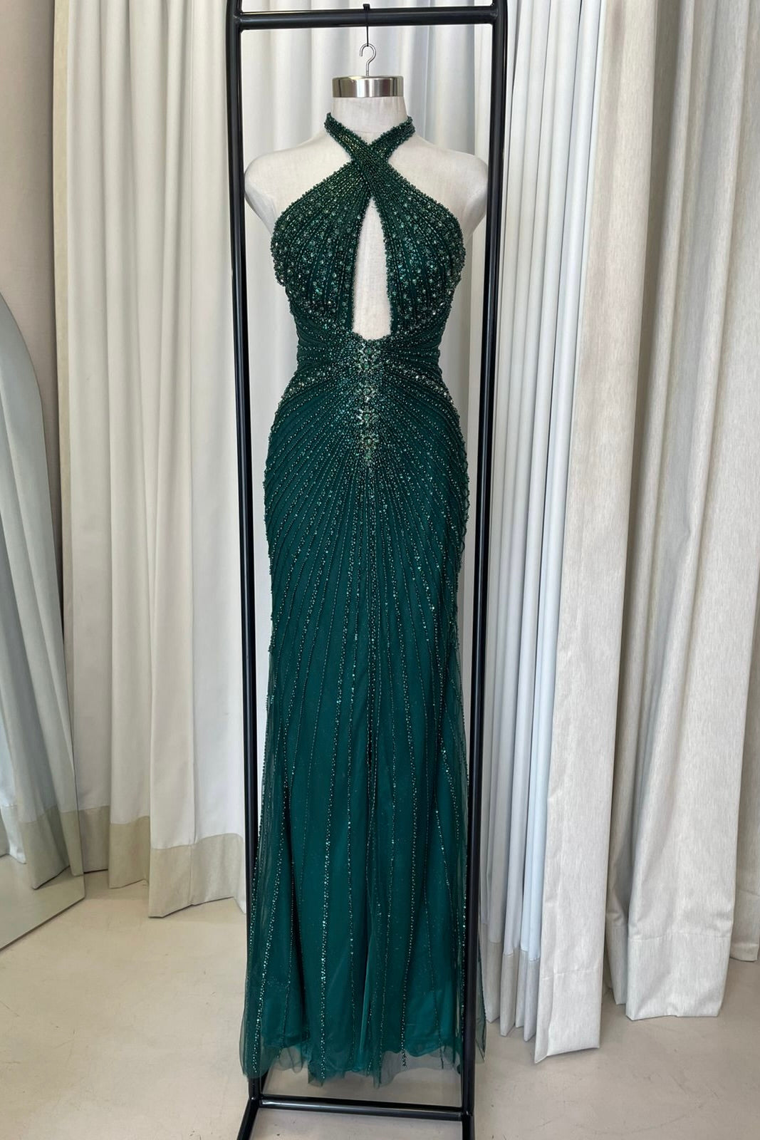 VESTIDO ESCOTE & PEDRERIA