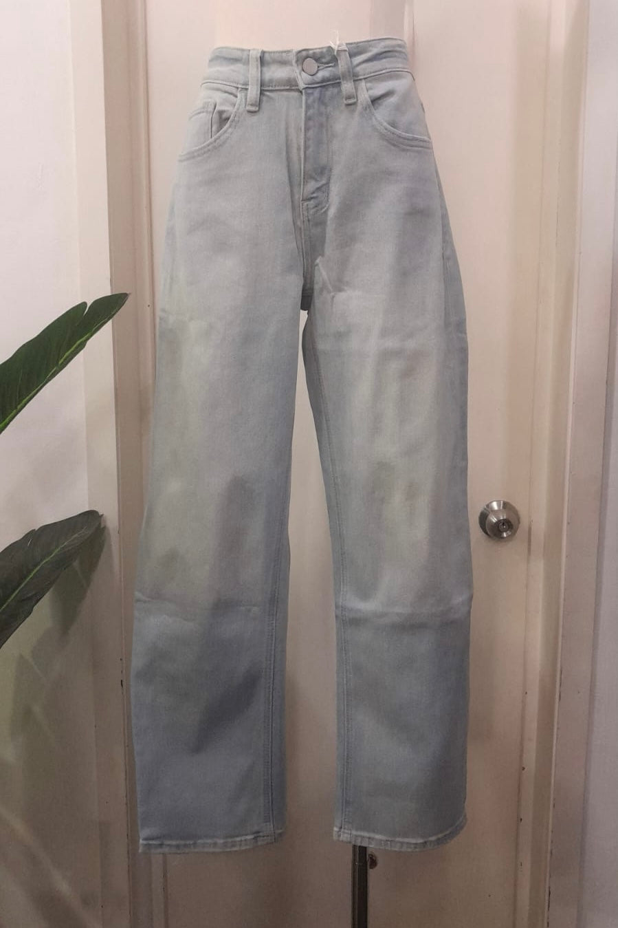 LIGHT-COLORED JEANS
