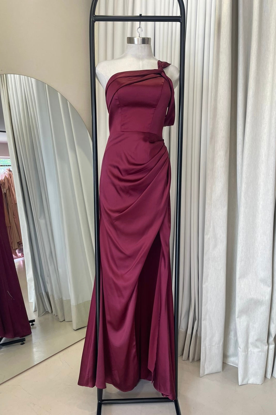 VESTIDO TIRANTE ASIMÉTRICO