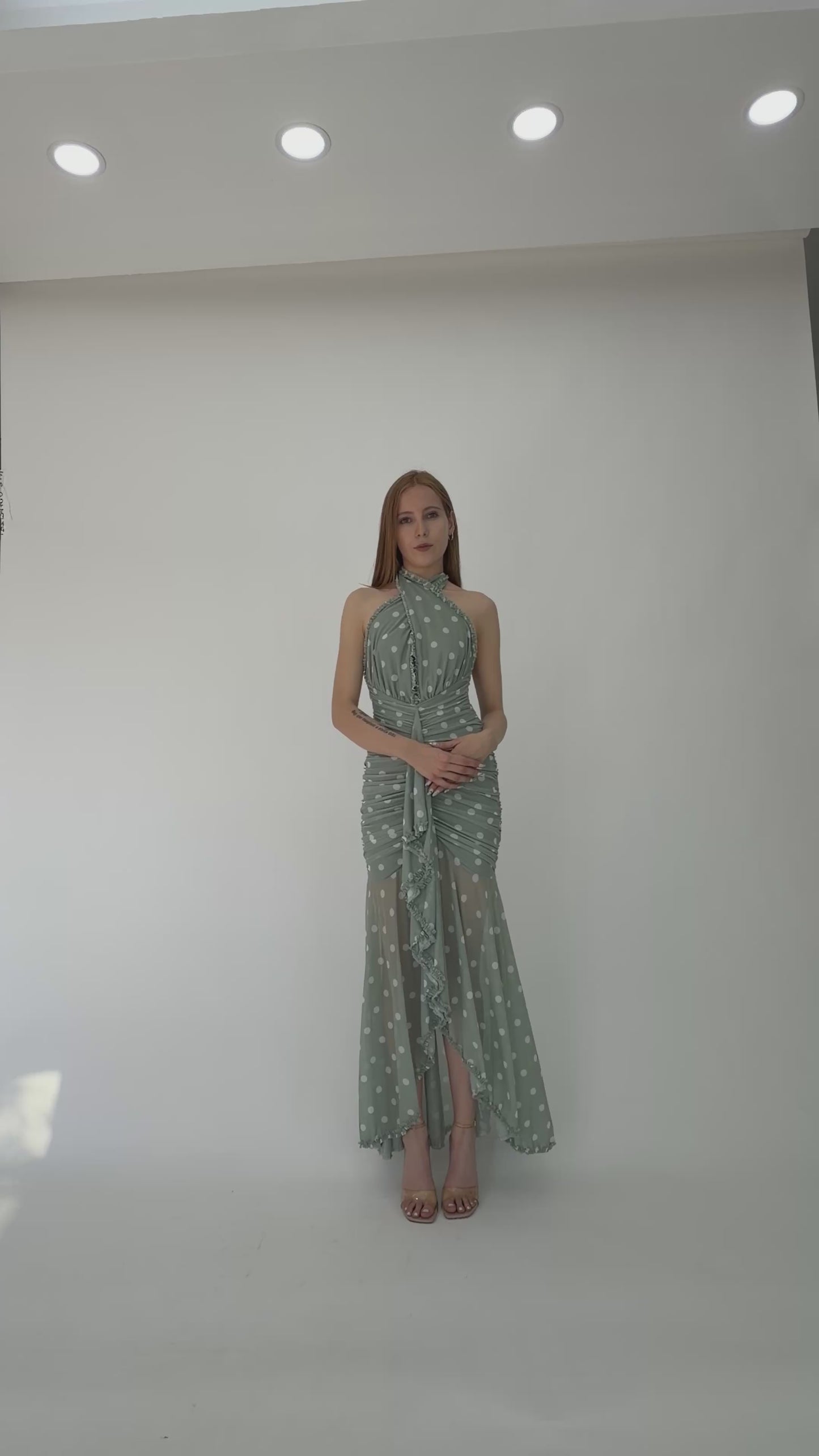 Cargar y reproducir el video en el visor de la galería, VESTIDO ESCAROLA &amp;amp; POLKA DOTS
