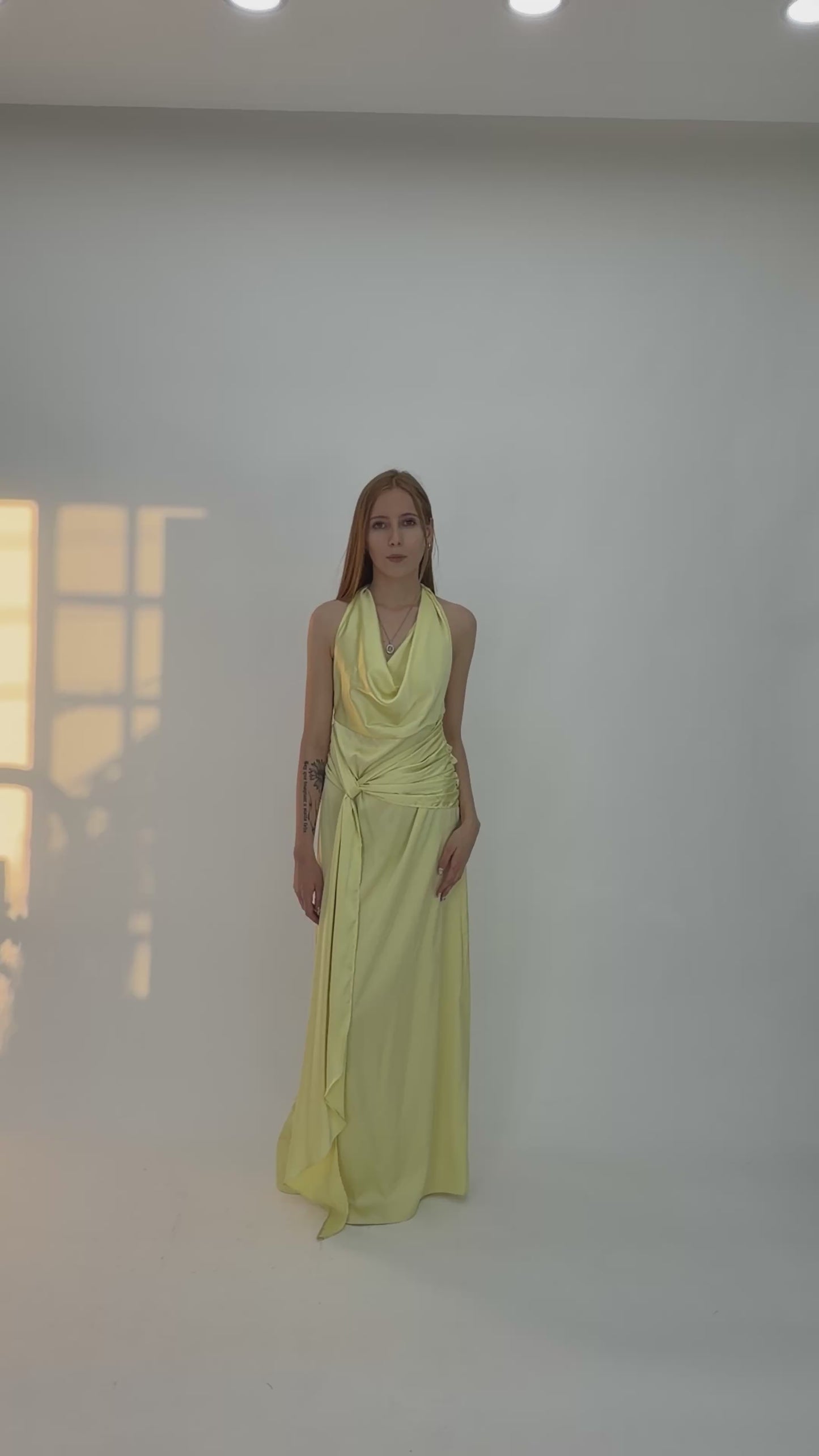 Load and play video in Gallery viewer, VESTIDO SATIN
