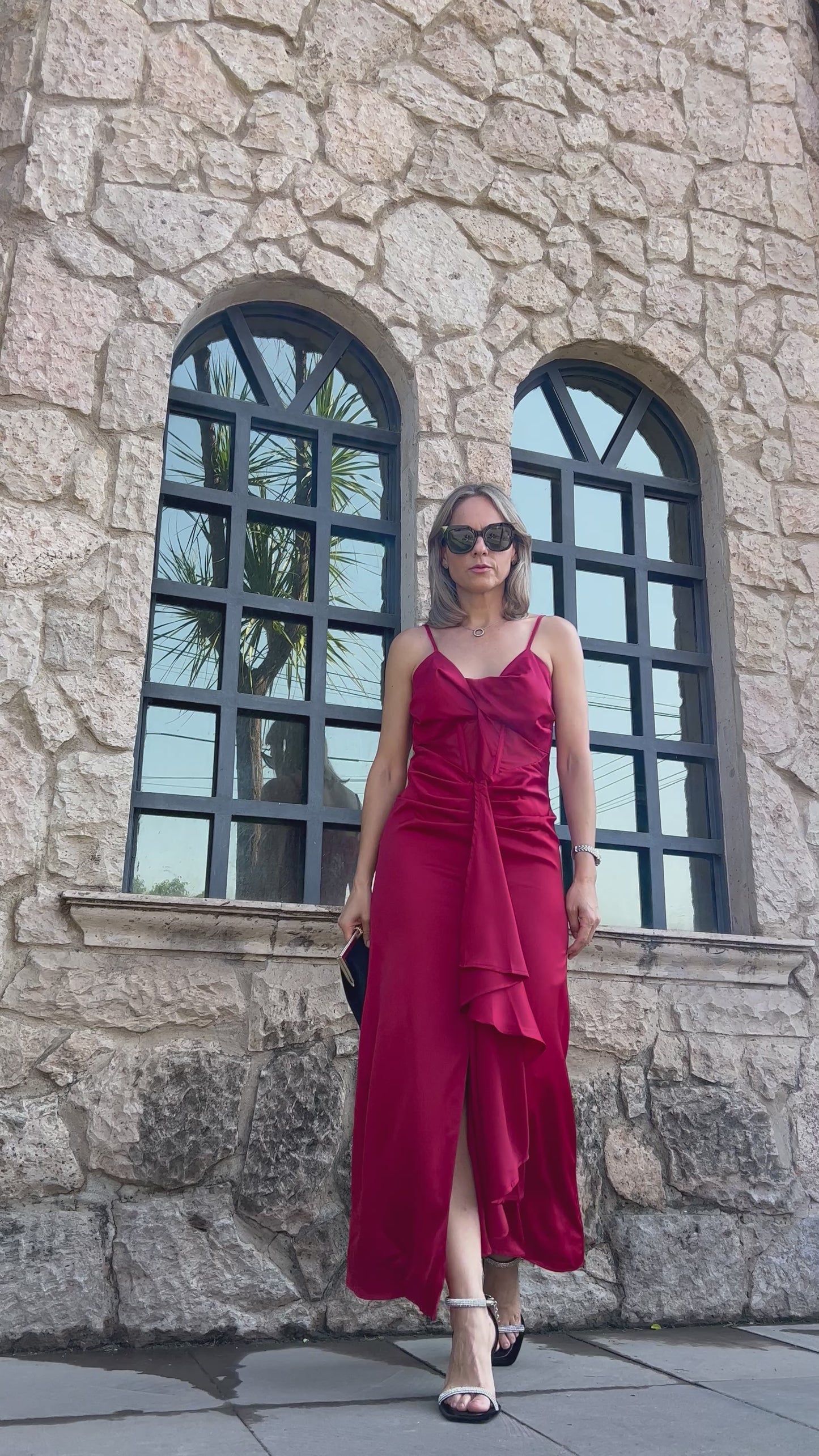 Cargar y reproducir el video en el visor de la galería, VESTIDO ESCAROLA MIDI
