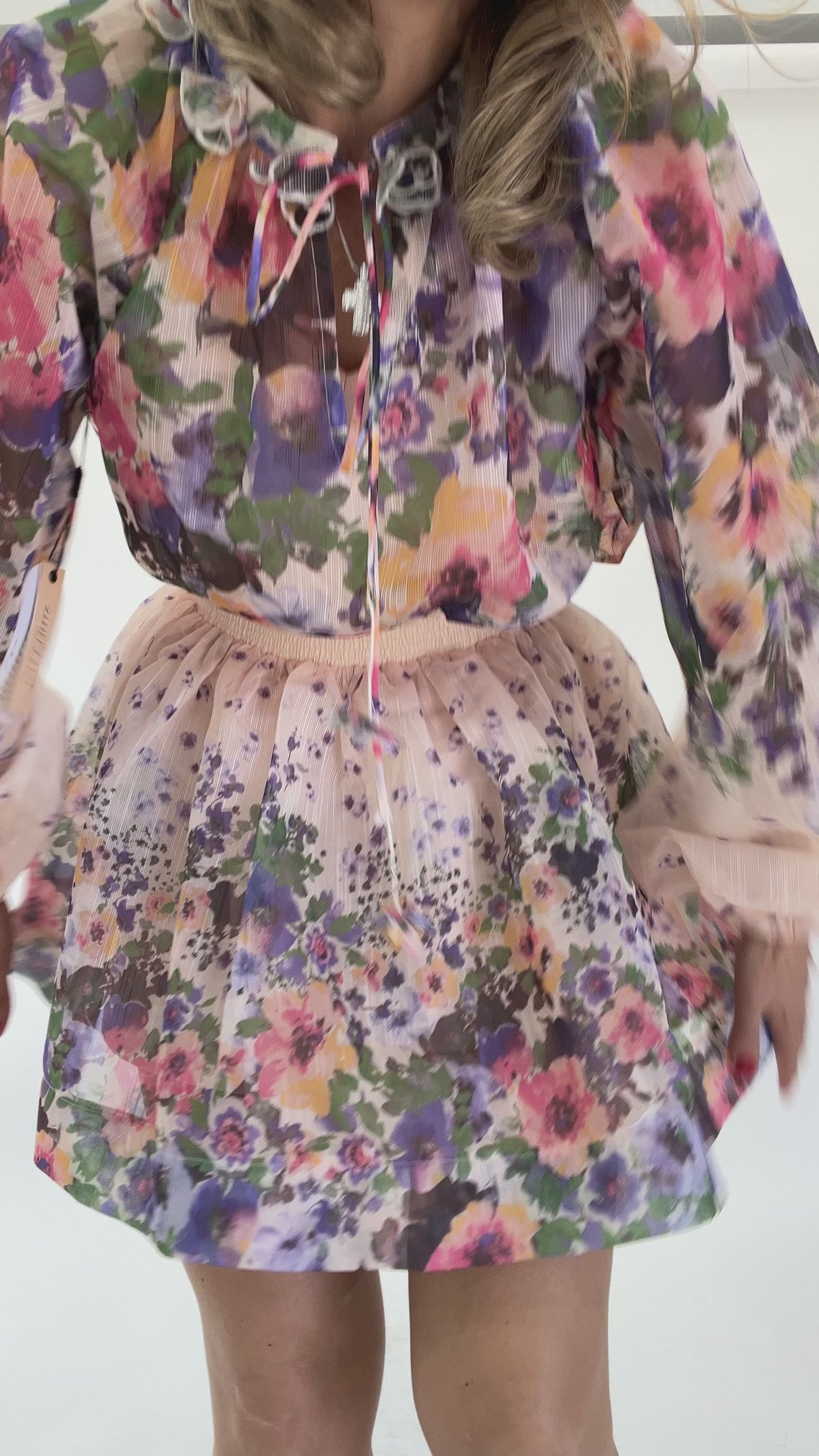 Load and play video in Gallery viewer, BLUSA ESTAMPADO FLORAL
