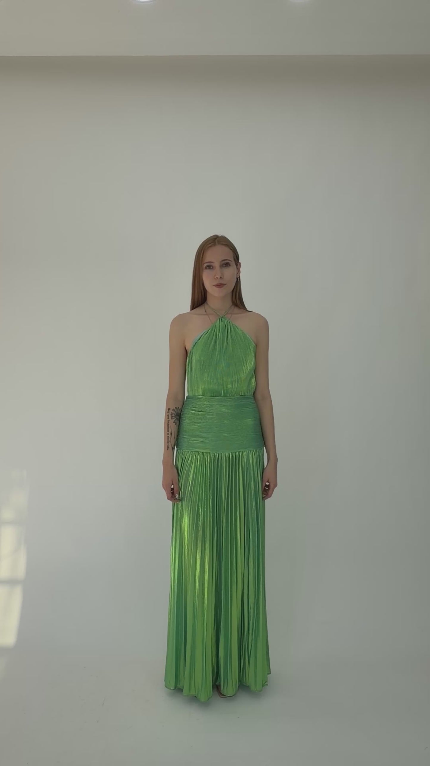 Load and play video in Gallery viewer, VESTIDO METALICO
