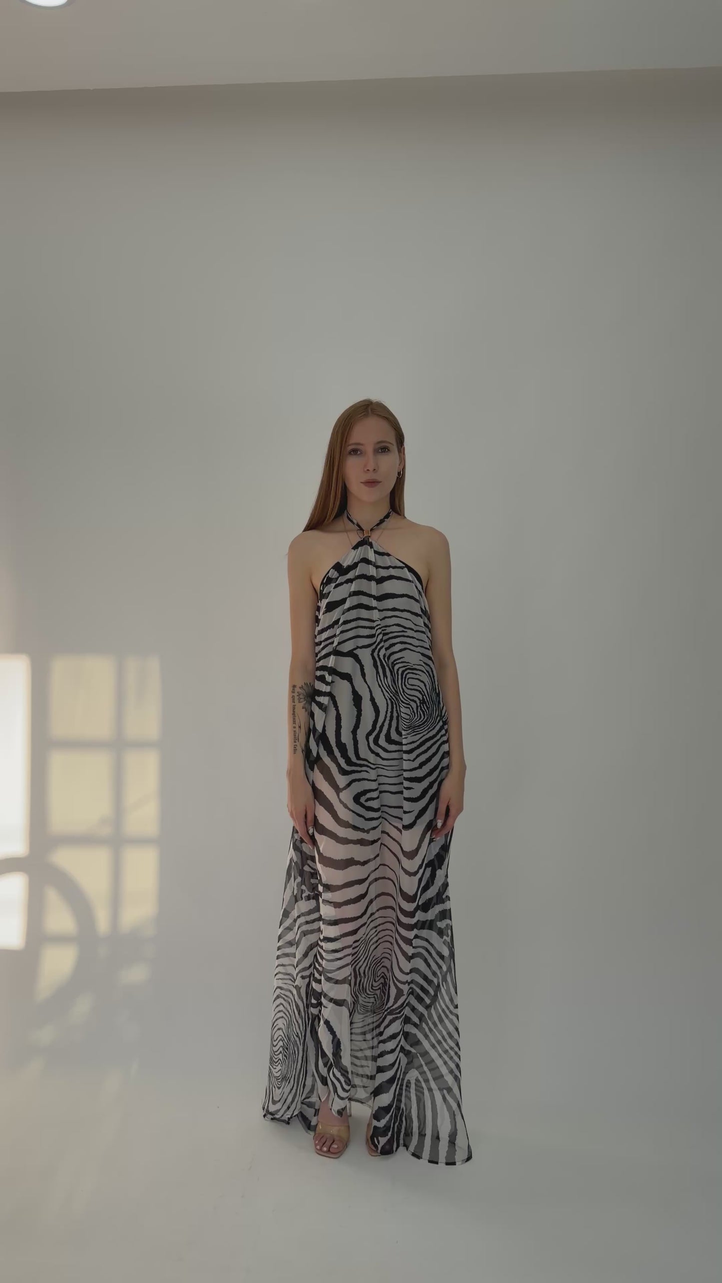 Cargar y reproducir el video en el visor de la galería, VESTIDO PRINT
