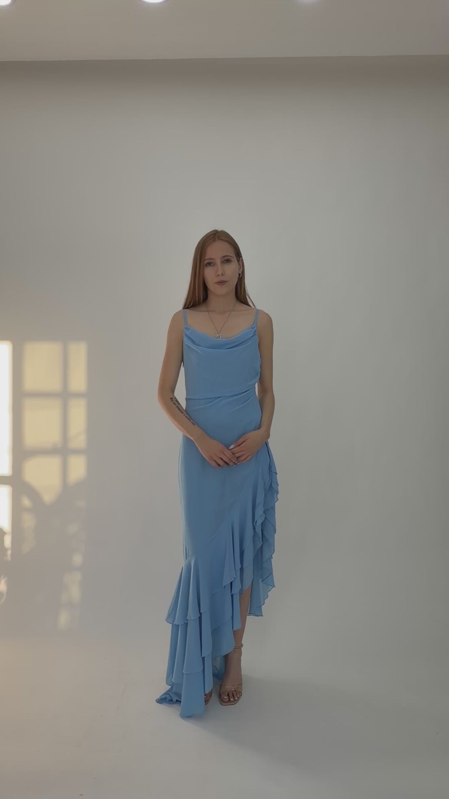 Cargar y reproducir el video en el visor de la galería, VESTIDO ESCAROLA

