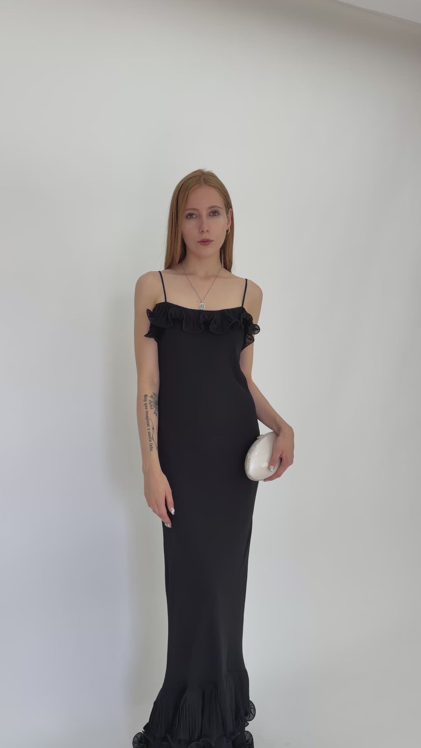 Load and play video in Gallery viewer, VESTIDO DETALLE VOLANTE
