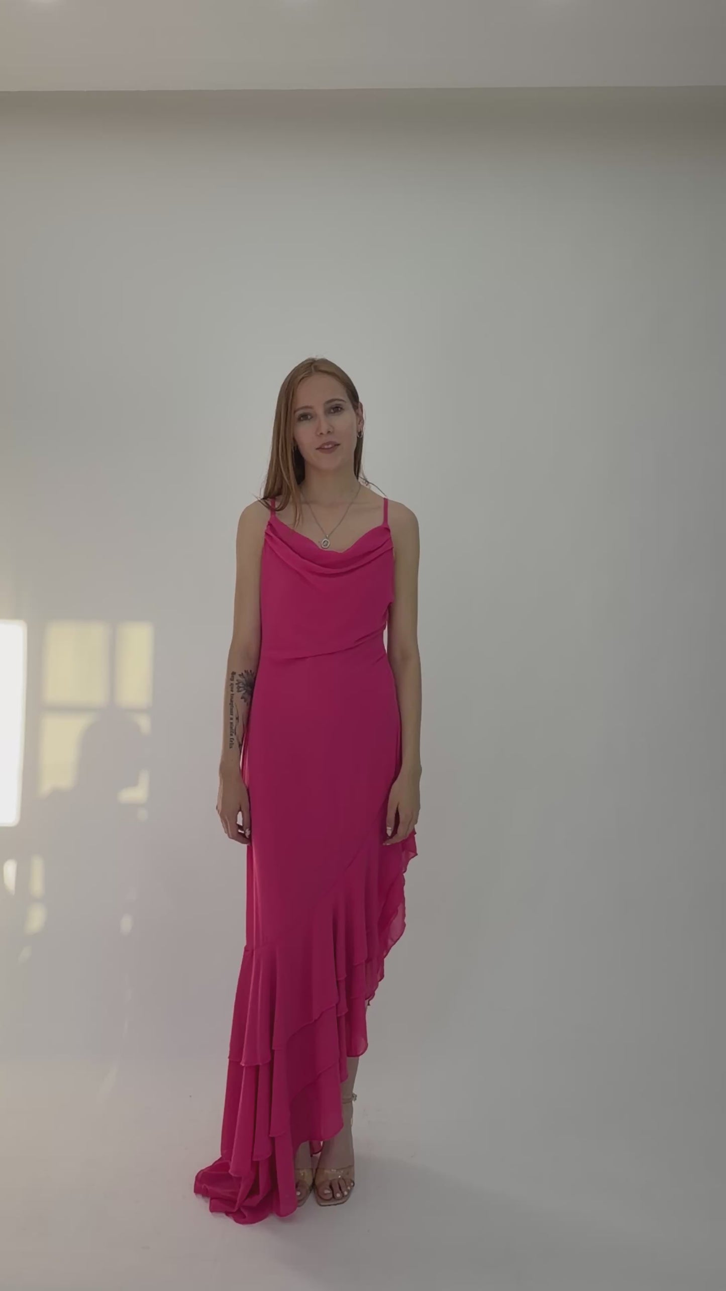 Cargar y reproducir el video en el visor de la galería, VESTIDO ESCAROLA
