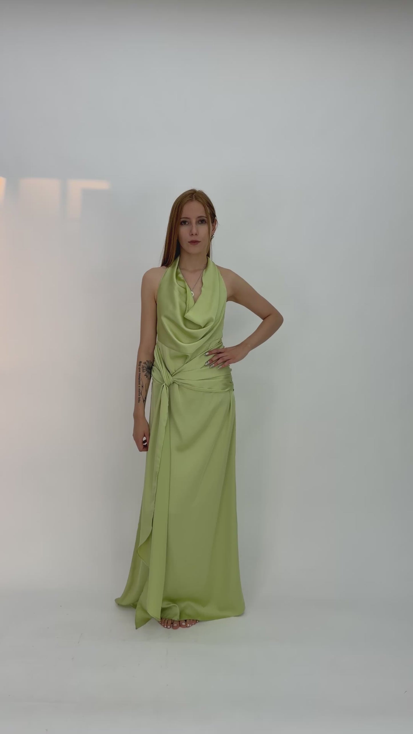 Load and play video in Gallery viewer, VESTIDO SATIN
