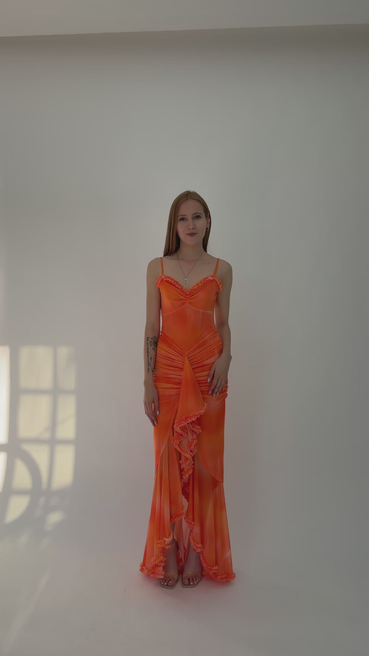Load and play video in Gallery viewer, VESTIDO DRAPEADO &amp;amp; ESCAROLA
