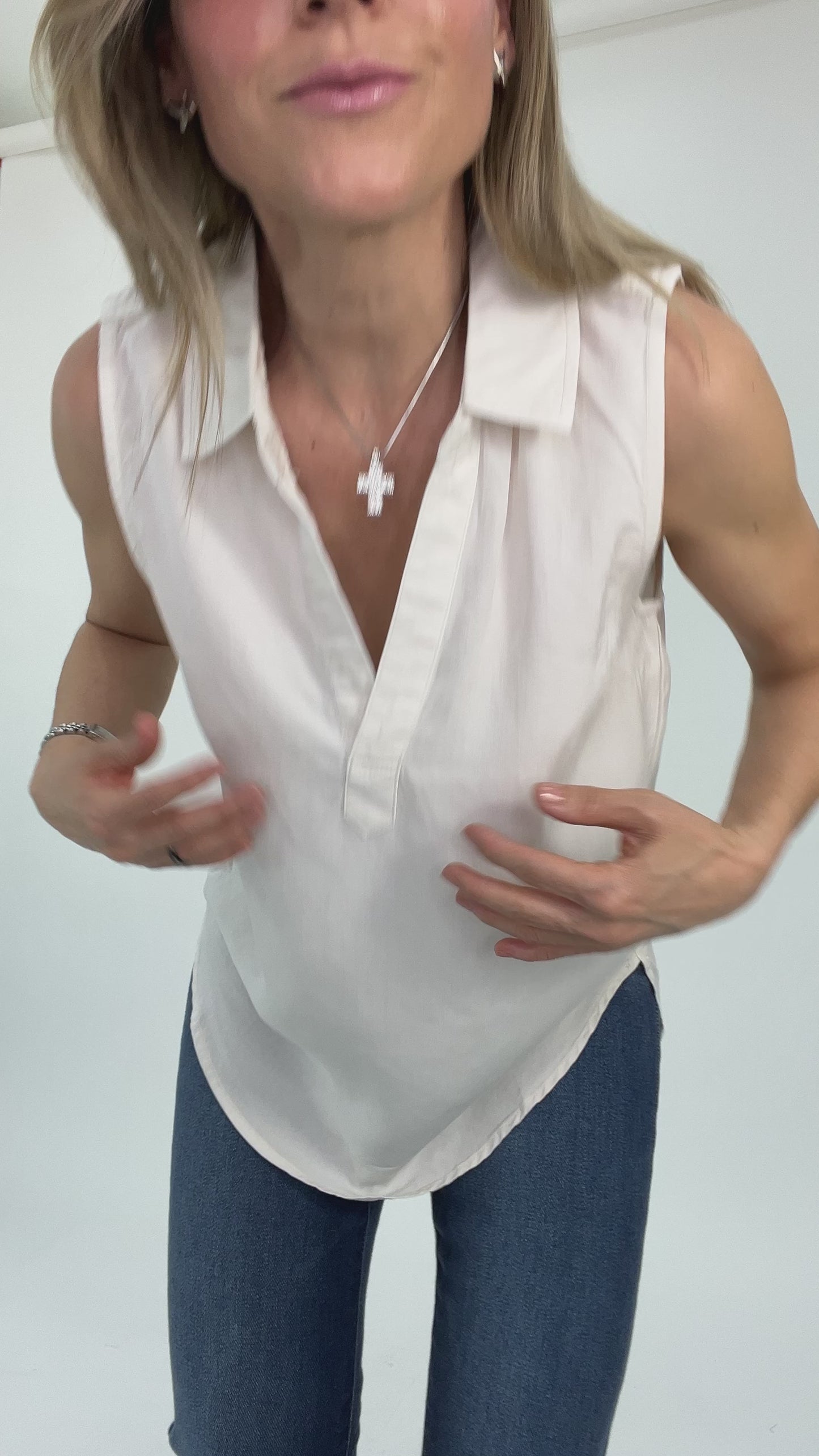 Load and play video in Gallery viewer, BLUSA CUELLO V

