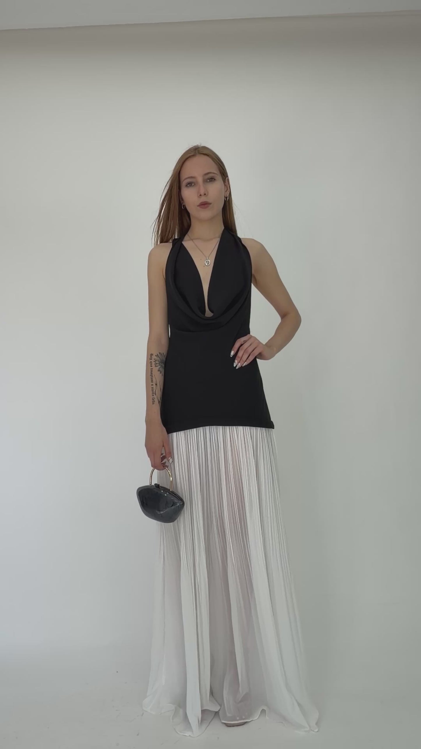 Load and play video in Gallery viewer, VESTIDO BAJO PLISADO

