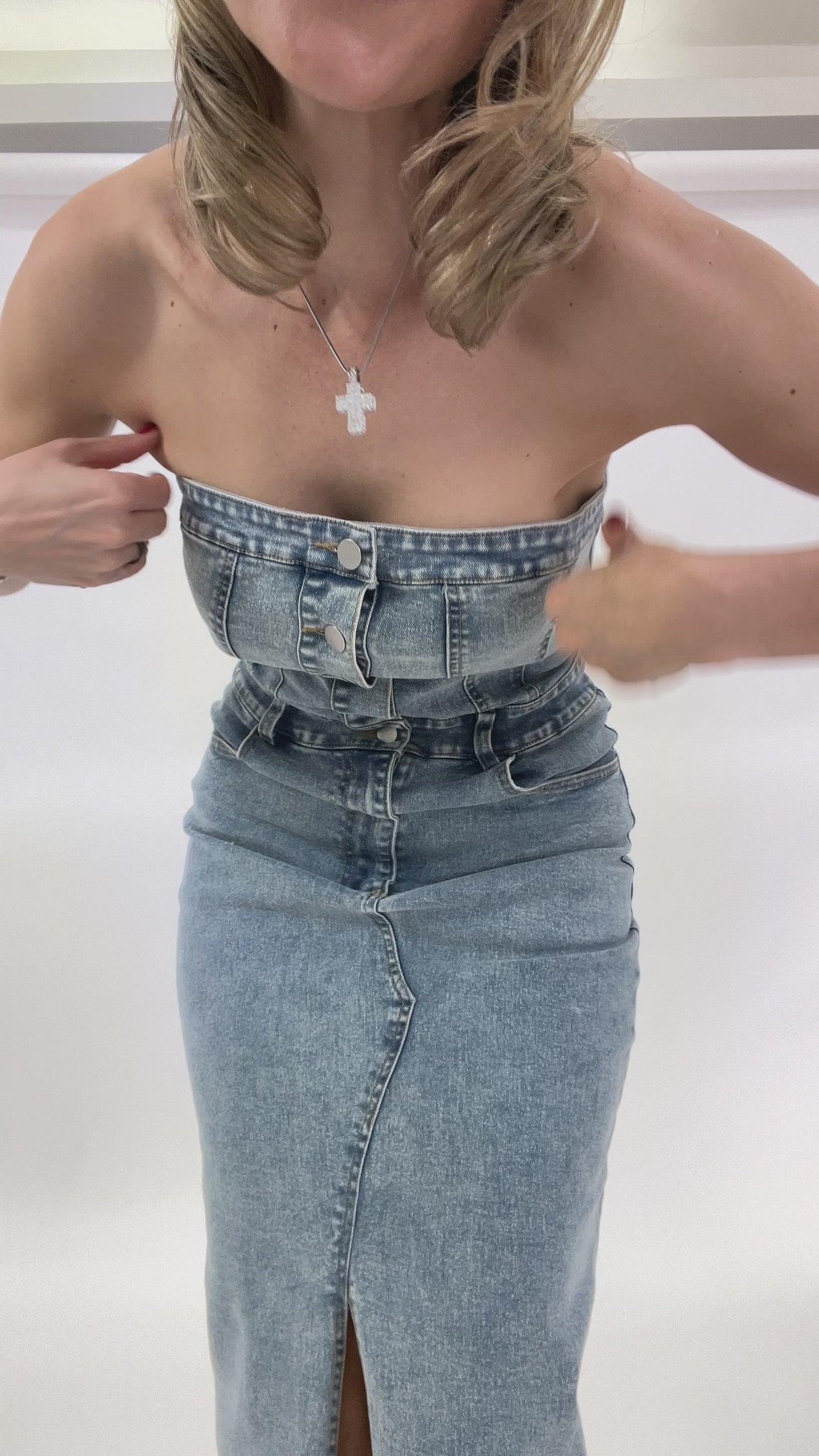 Load and play video in Gallery viewer, VESTIDO STRAPLESS DENIM
