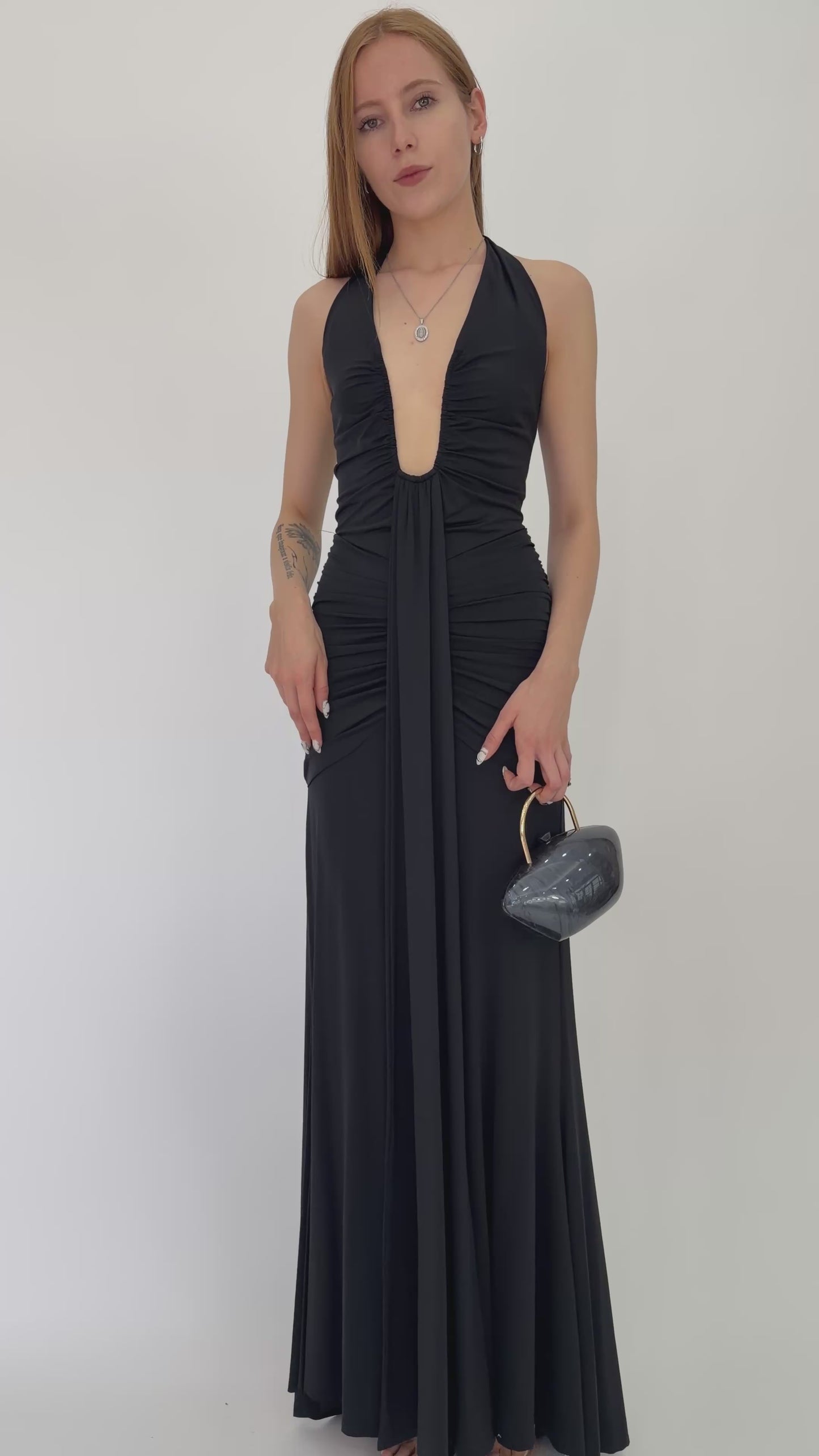 Load and play video in Gallery viewer, VESTIDO ESCOTE PRONUNCIADO
