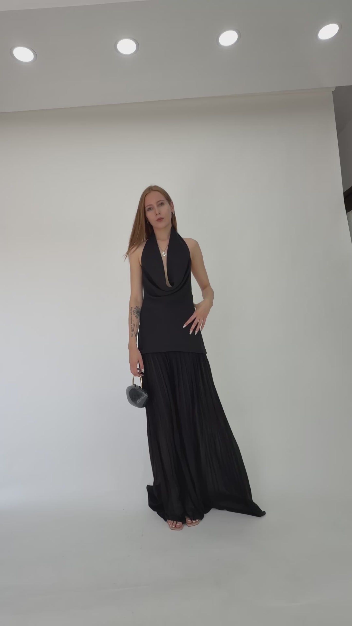Load and play video in Gallery viewer, VESTIDO BAJO PLISADO
