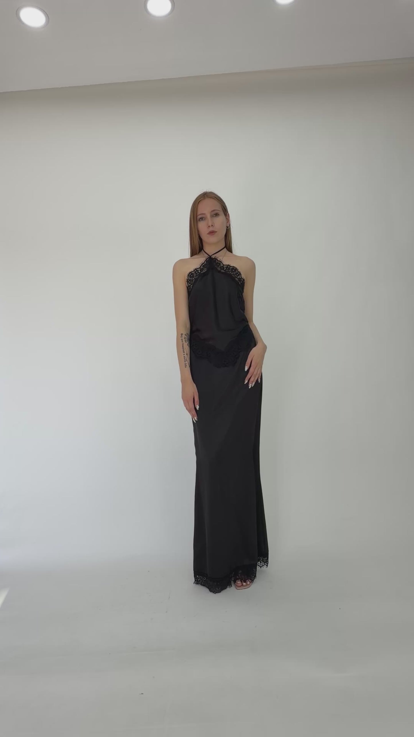 Load and play video in Gallery viewer, VESTIDO SATIN &amp;amp; ENCAJE
